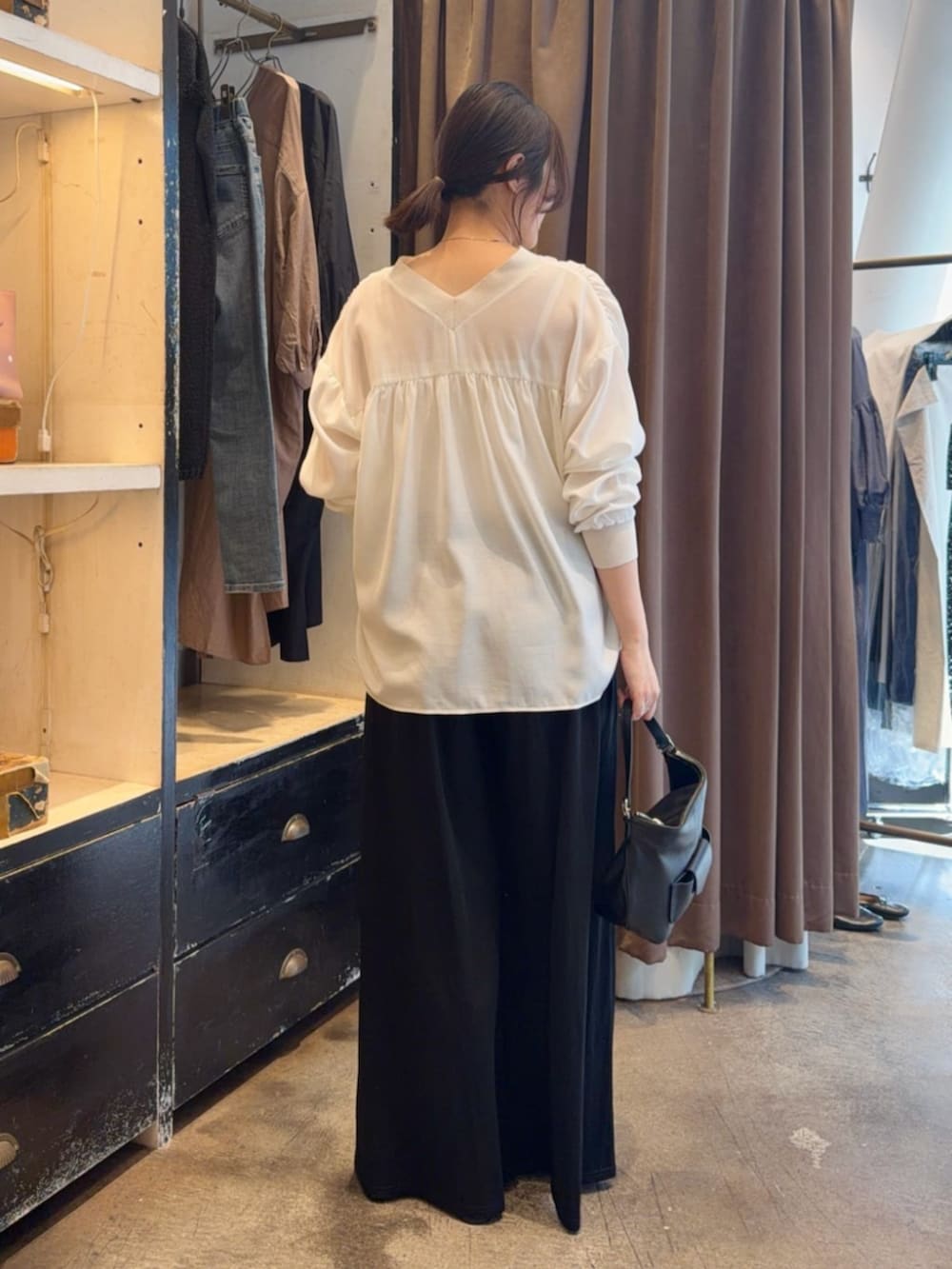 ブラック系のその他パンツ、ホワイト系のシャツ/ブラウスを着用したレディースの春コーディネートの4枚目の写真