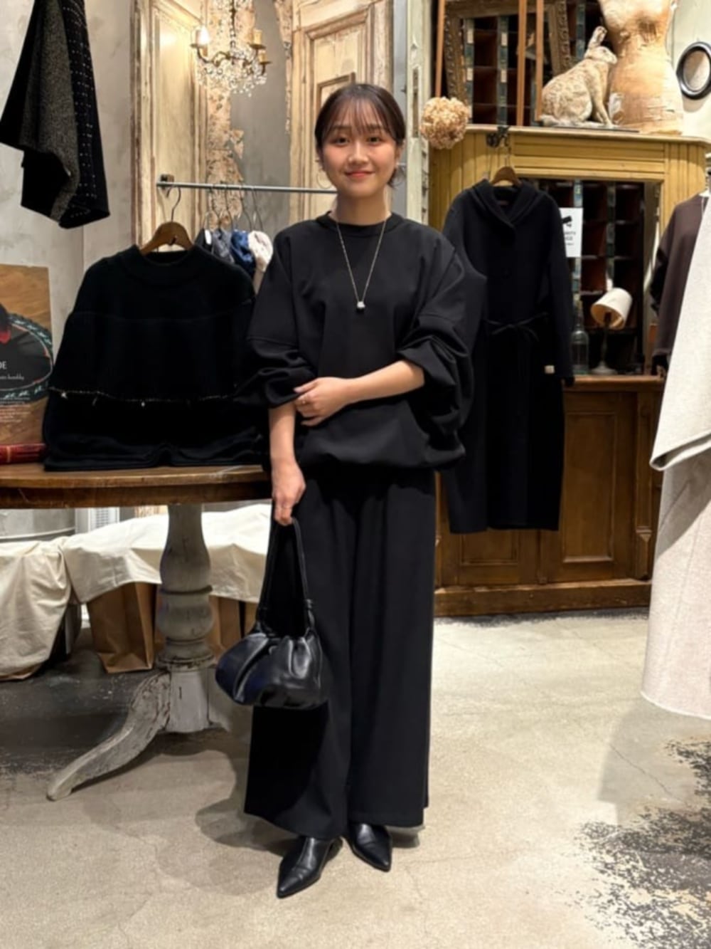 ブラック系のその他パンツ、ブラック系のシャツ/ブラウスを着用したレディースの冬コーディネートの2枚目の写真