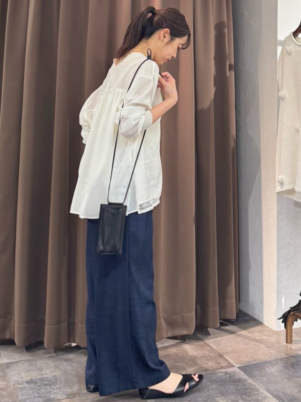 ホワイト系のシャツ/ブラウス、ホワイト系のシャツ/ブラウスを着用したレディースの夏コーディネートの3枚目の写真