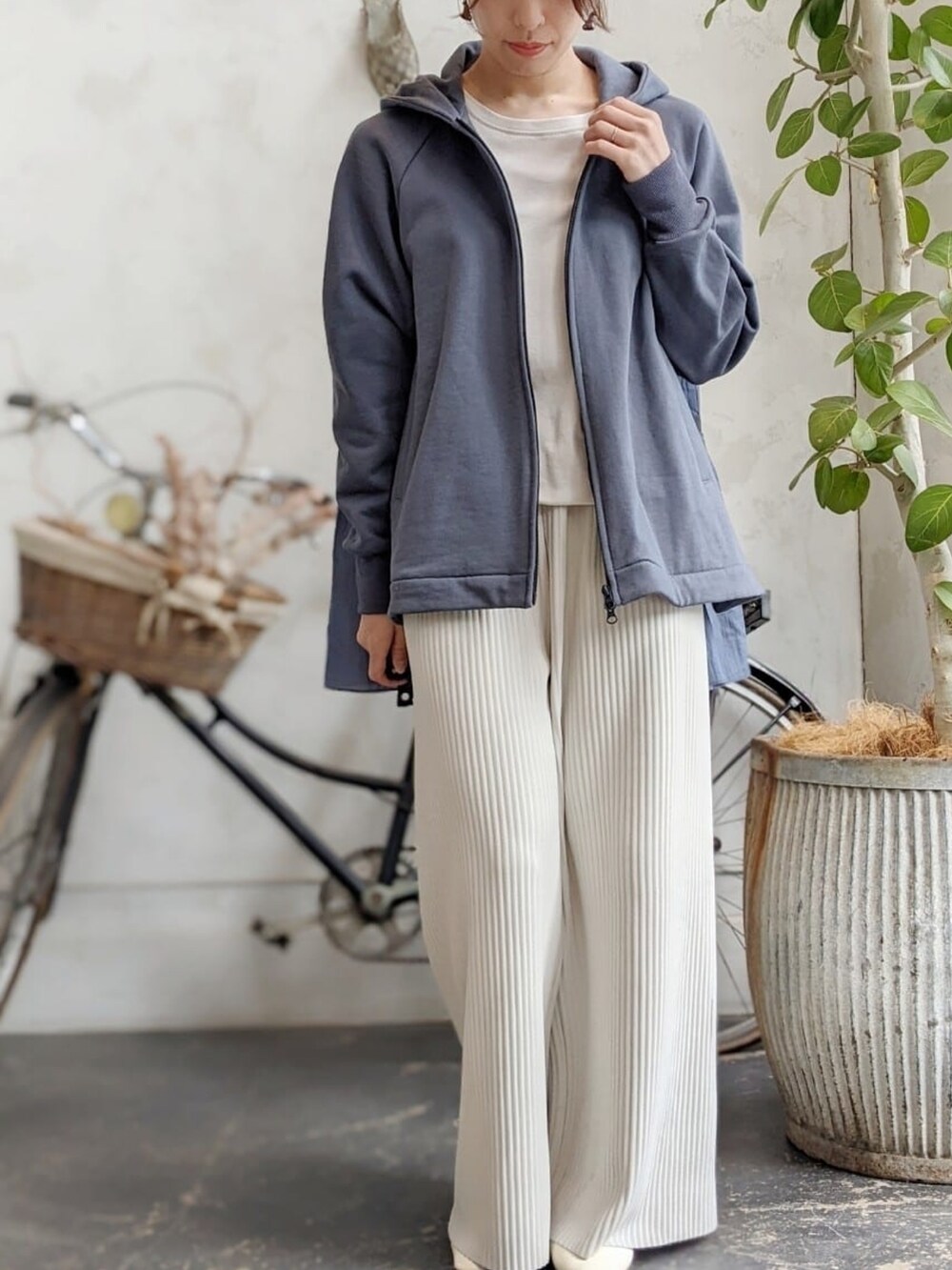 ブルー系のパーカー、ホワイト系のその他パンツ、ベージュ系のTシャツ/カットソーを着用したレディースの春コーディネートの3枚目の写真