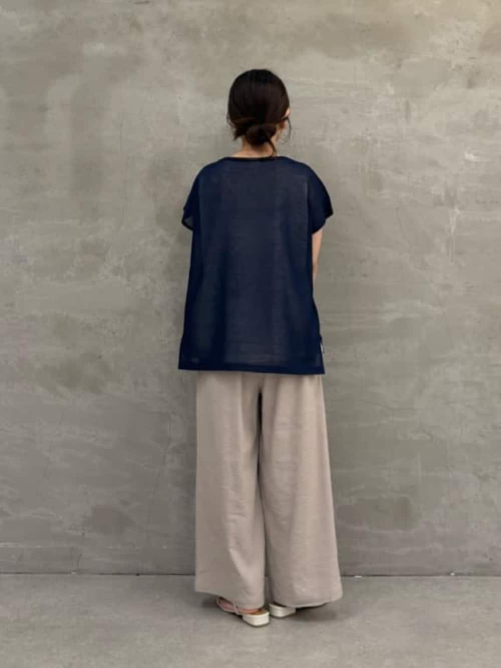 ホワイト系のトートバッグ、グレー系のその他パンツ、ブルー系のニット/セーターを着用したレディースの春コーディネートの8枚目の写真