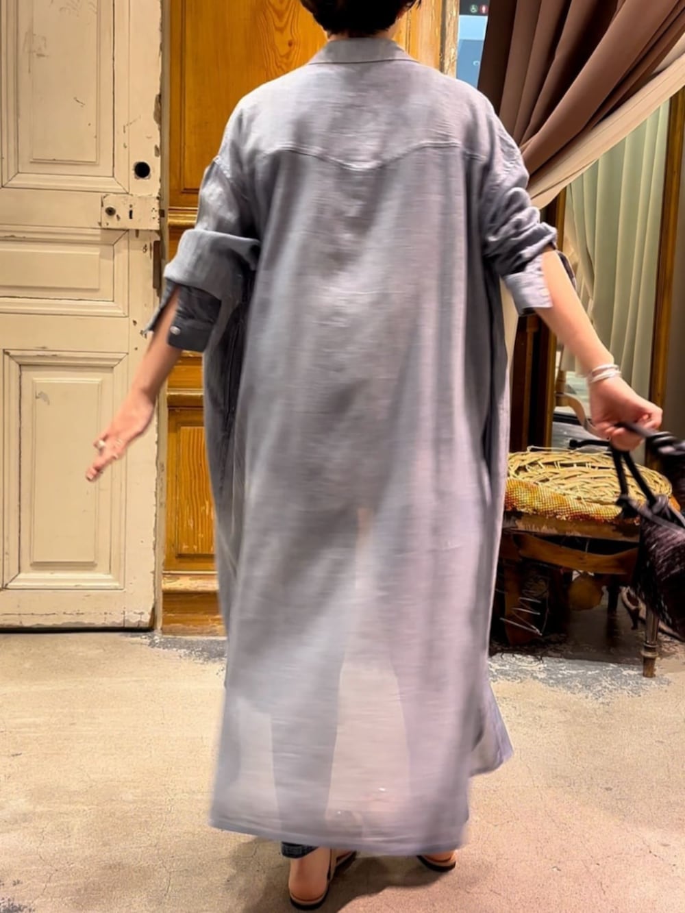 ブルー系のデニムパンツ、ブルー系のワンピースを着用したレディースの冬コーディネートの4枚目の写真