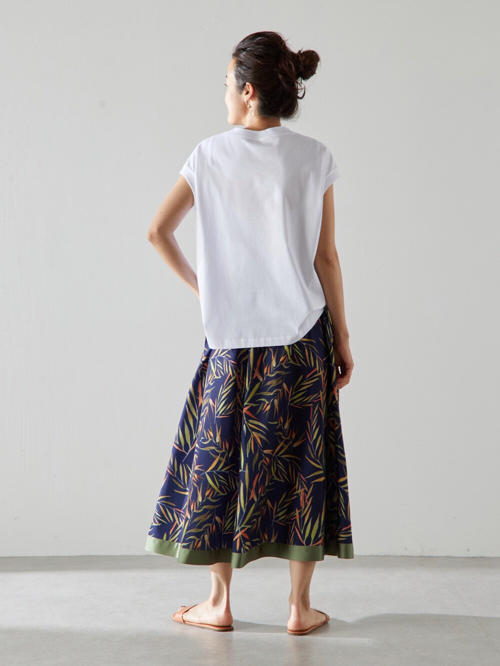 ホワイト系のTシャツ/カットソー、ブルー系のスカートを着用したレディースの夏コーディネートの2枚目の写真