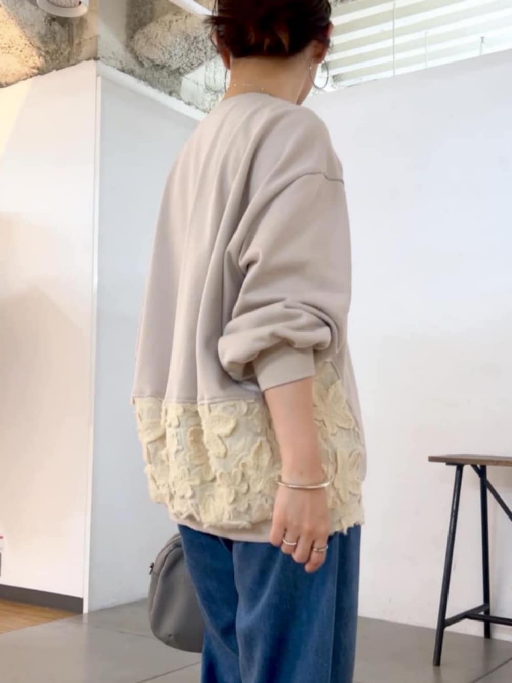 ホワイト系のTシャツ/カットソーを着用したレディースの秋コーディネートの5枚目の写真