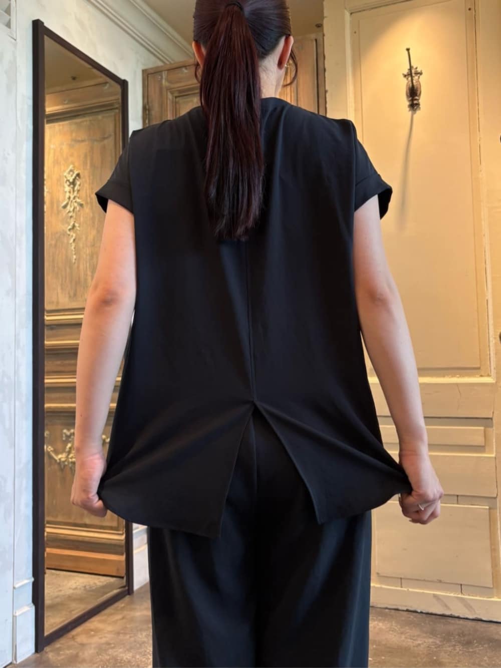 ブルー系のシャツ/ブラウス、ブルー系のその他パンツを着用したレディースの春コーディネートの5枚目の写真