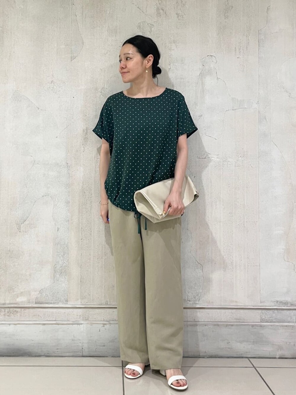 グリーン系のシャツ/ブラウス、ベージュ系のその他パンツを着用したレディースの夏コーディネートの3枚目の写真