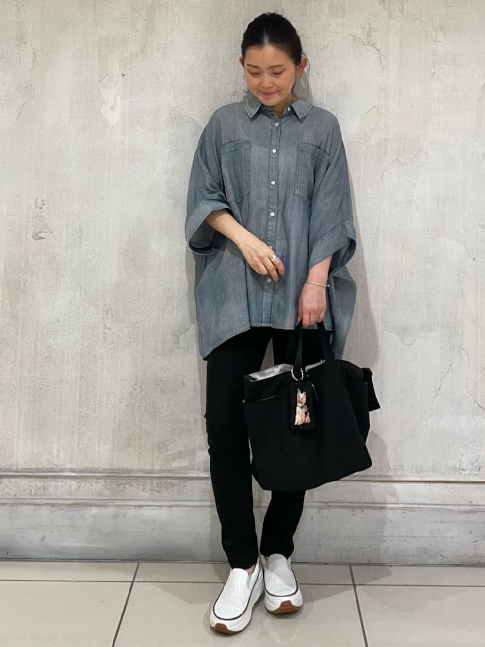 ブラック系のその他パンツ、ブルー系のシャツ/ブラウスを着用したレディースの春コーディネートの4枚目の写真
