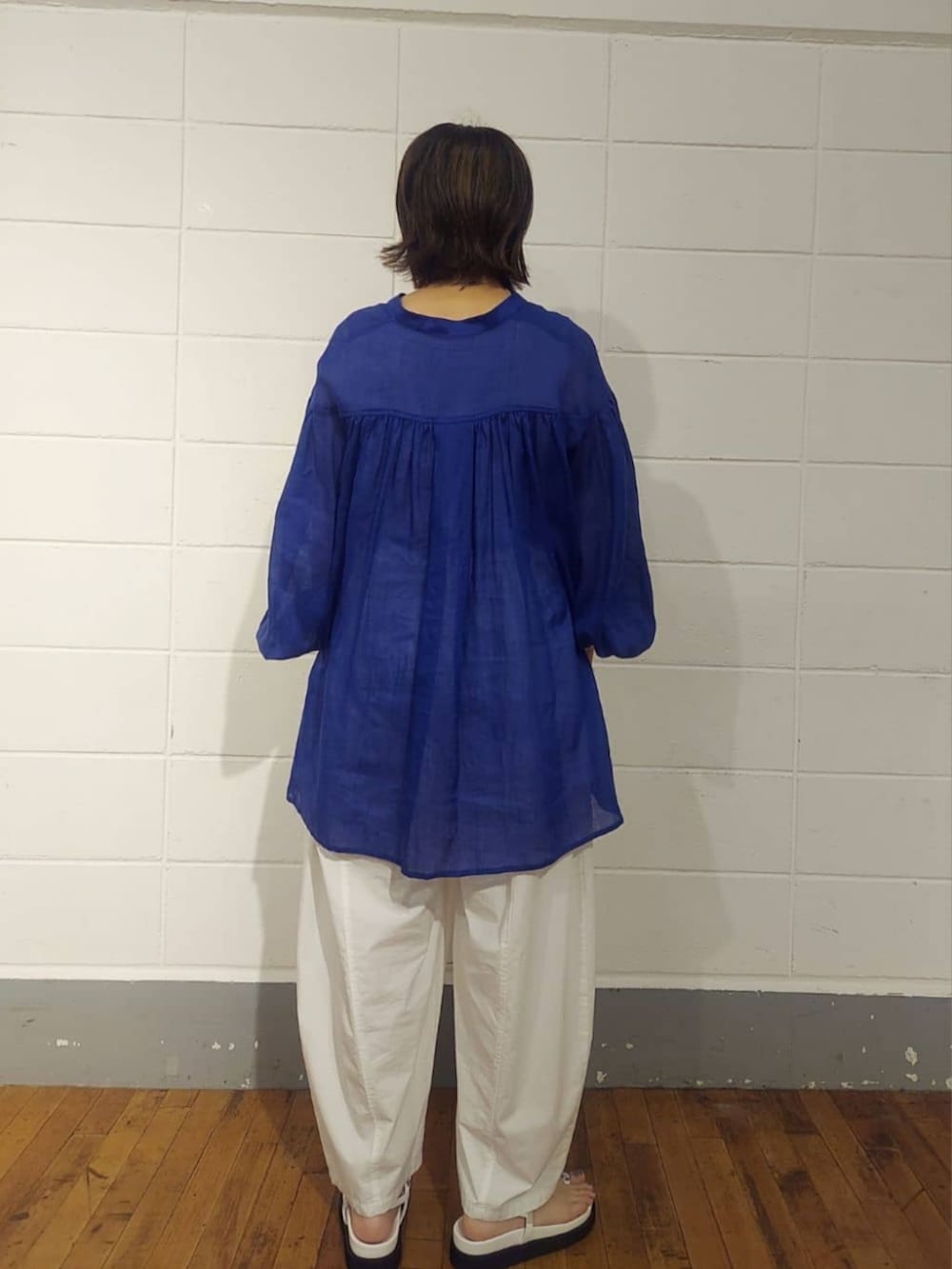 シルバー系のショルダーバッグ、ホワイト系のサンダル、ホワイト系のその他パンツを着用したレディースの春コーディネートの8枚目の写真