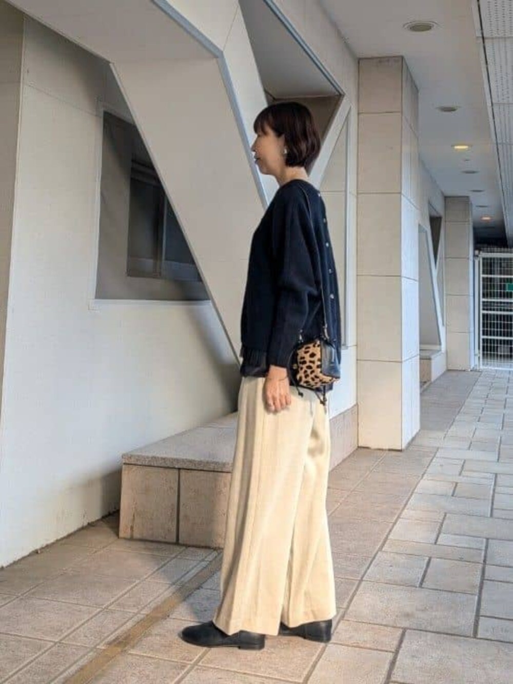 ベージュ系のその他パンツ、ブラック系のタンクトップを着用したレディースの冬コーディネートの4枚目の写真