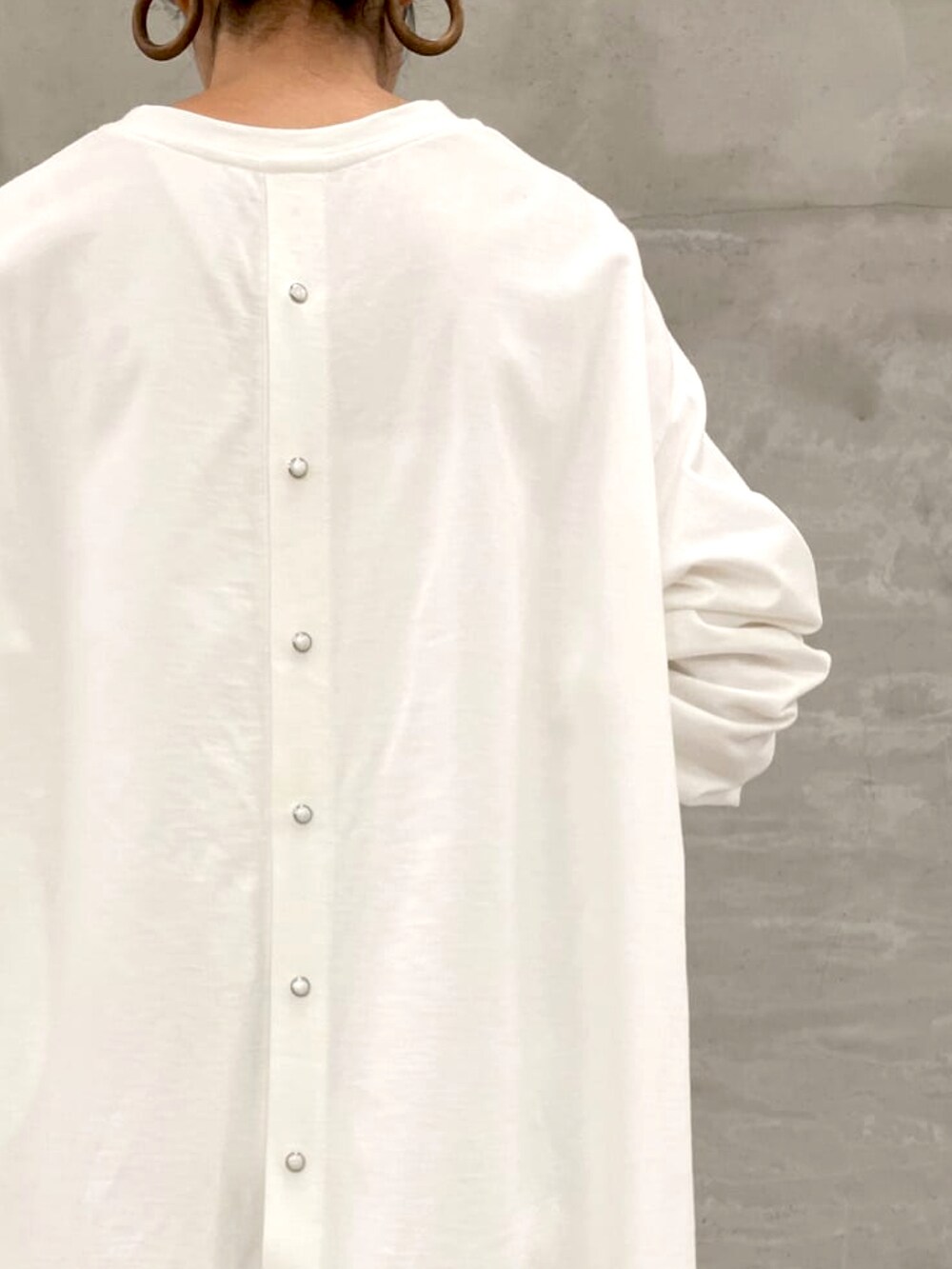 ベージュ系のその他パンツ、ホワイト系のTシャツ/カットソー、ホワイト系のカーディガン/ボレロを着用したレディースの春コーディネートの3枚目の写真