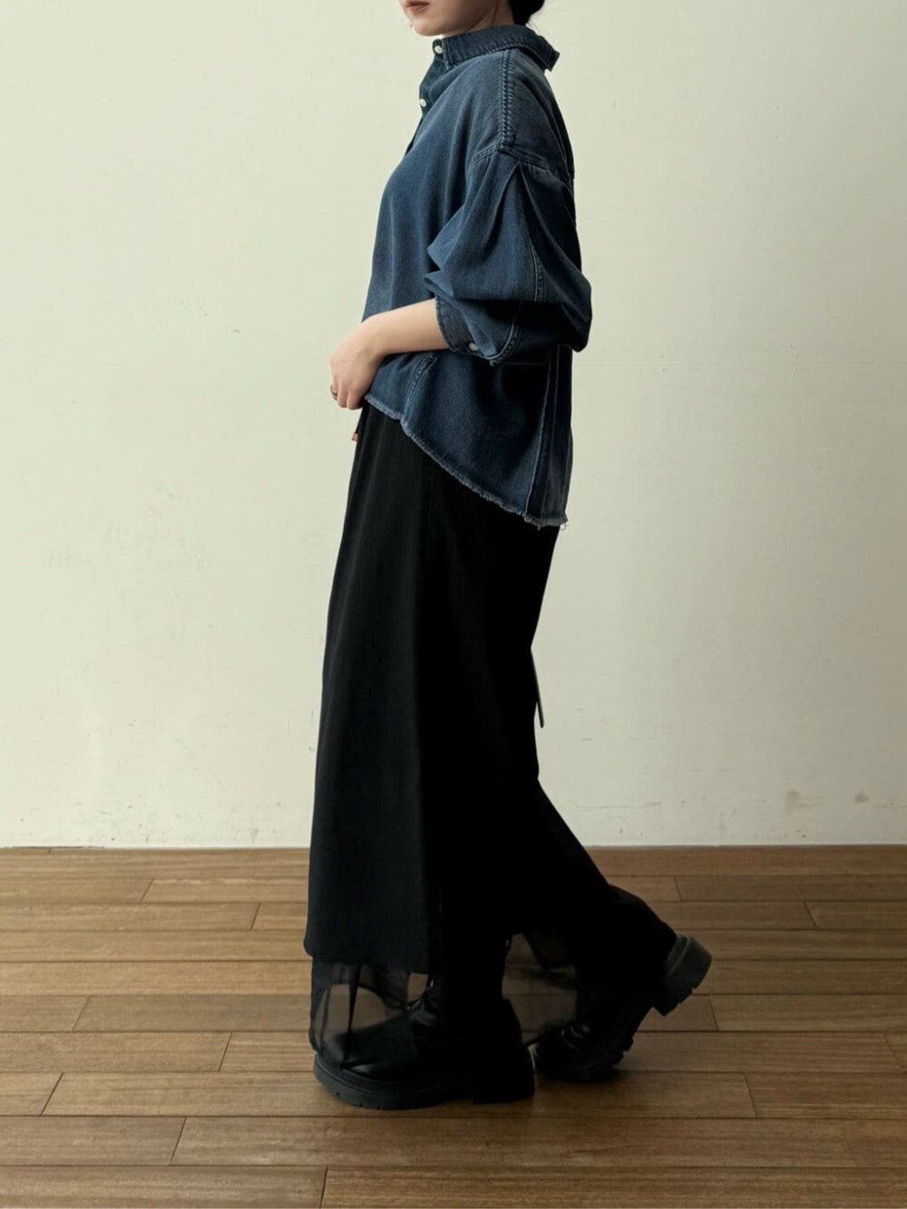 ブルー系のシャツ/ブラウス、ブラック系のスカートを着用したレディースの冬コーディネートの6枚目の写真