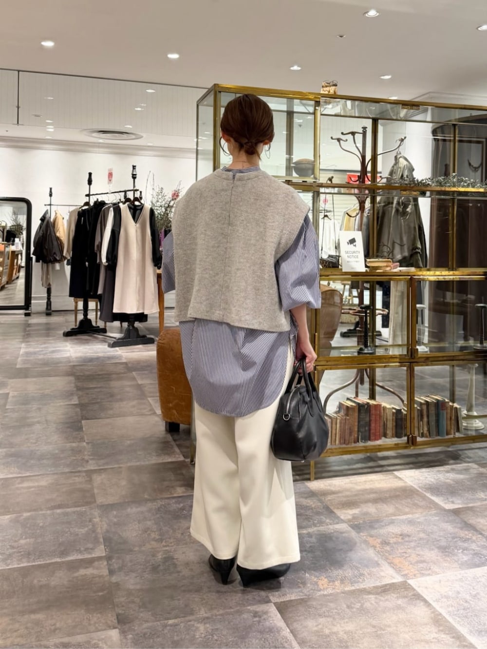 ブラック系のボストンバッグ、ホワイト系のその他パンツ、グレー系のシャツ/ブラウスを着用したレディースの冬コーディネートの3枚目の写真