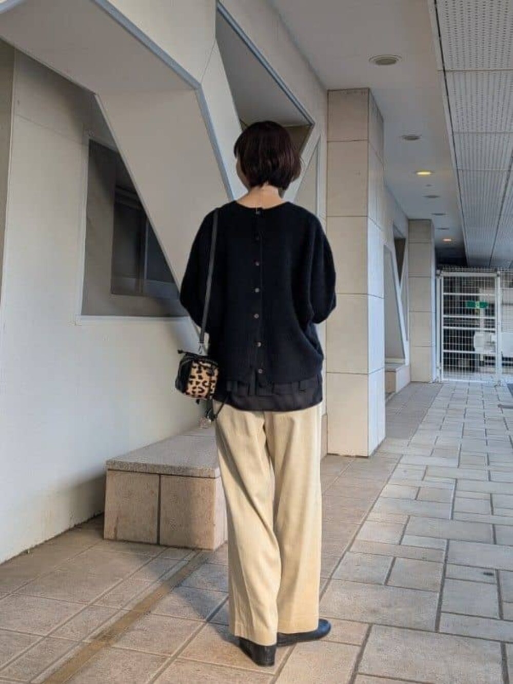 ベージュ系のその他パンツ、ブラック系のタンクトップを着用したレディースの冬コーディネートの2枚目の写真