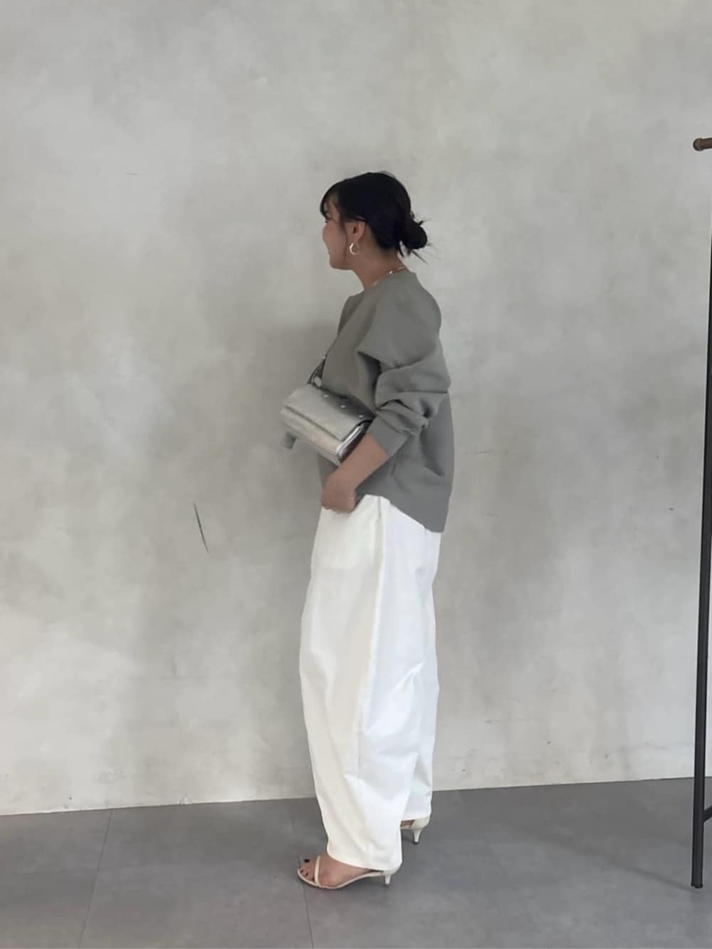 グレー系のカーディガン/ボレロ、ホワイト系のその他パンツ、シルバー系のショルダーバッグを着用したレディースの夏コーディネートの4枚目の写真