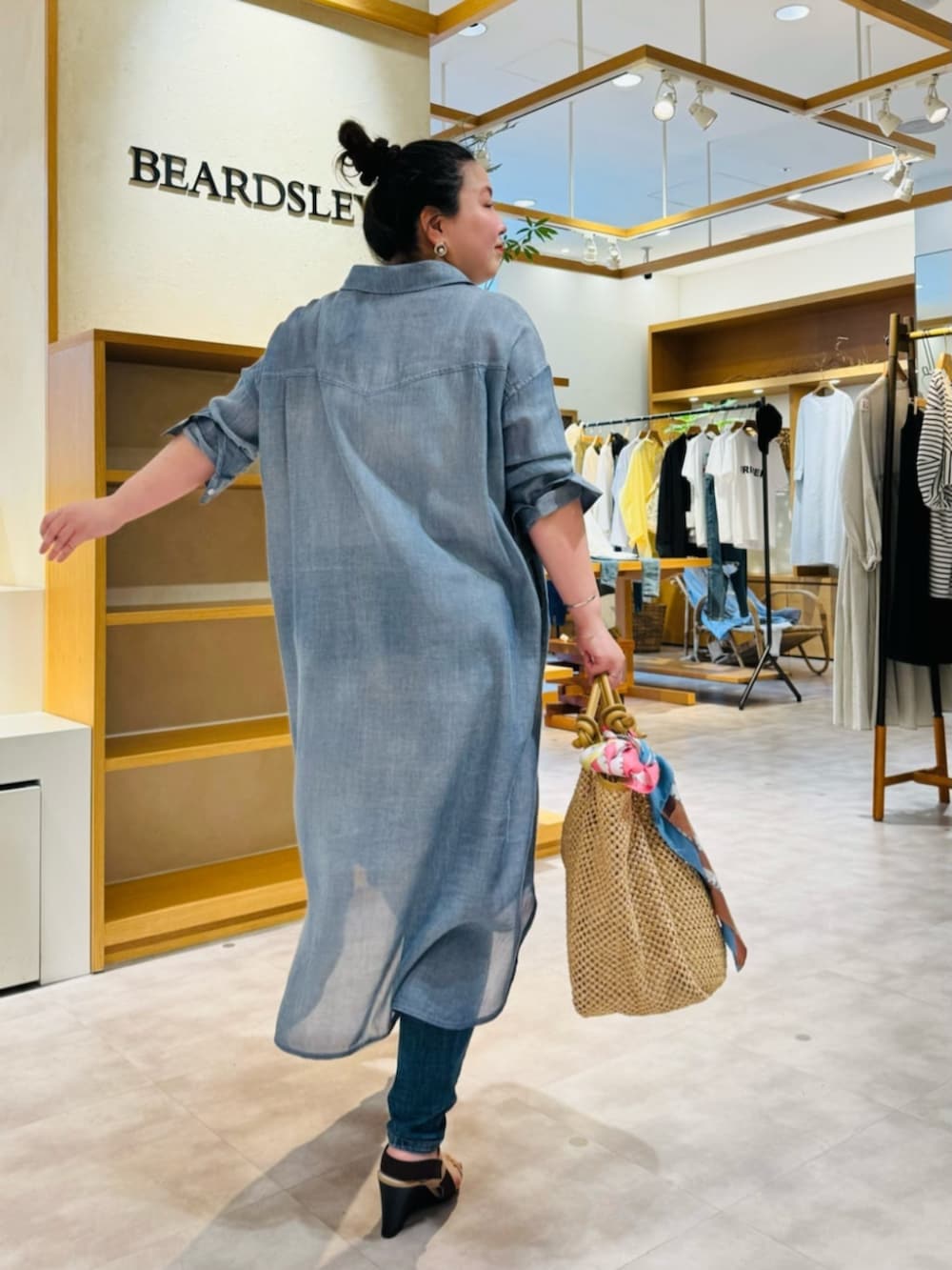 ブルー系のワンピースを着用したレディースの冬コーディネートの5枚目の写真