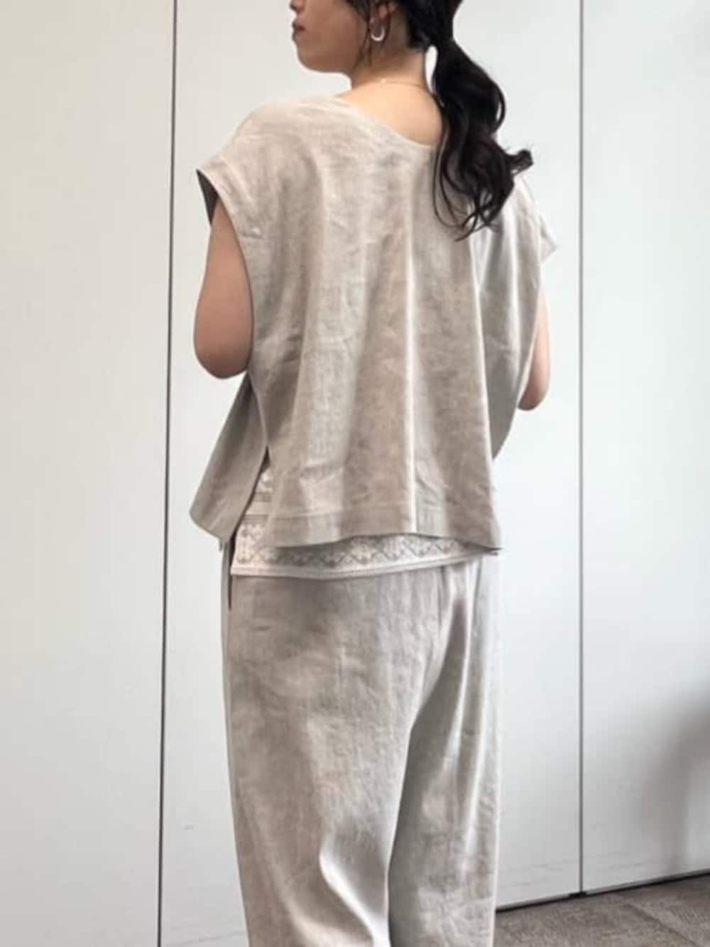 グレー系のボストンバッグ、ホワイト系のシャツ/ブラウス、ベージュ系のシャツ/ブラウスを着用したレディースの冬コーディネートの8枚目の写真