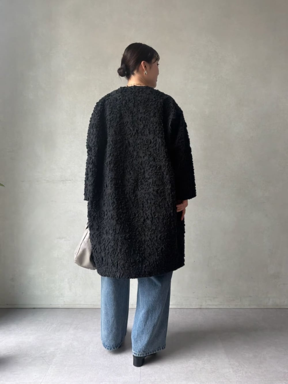 ブルー系のその他パンツ、ブラック系のその他アウターを着用したレディースの夏コーディネートの2枚目の写真