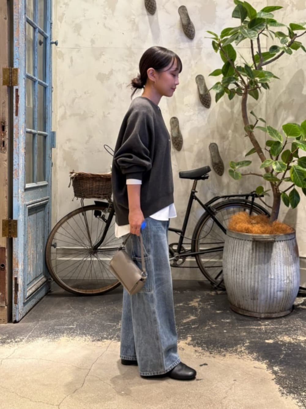 ホワイト系のシャツ/ブラウス、ブルー系のデニムパンツ、シルバー系のトートバッグを着用したレディースの夏コーディネートの6枚目の写真