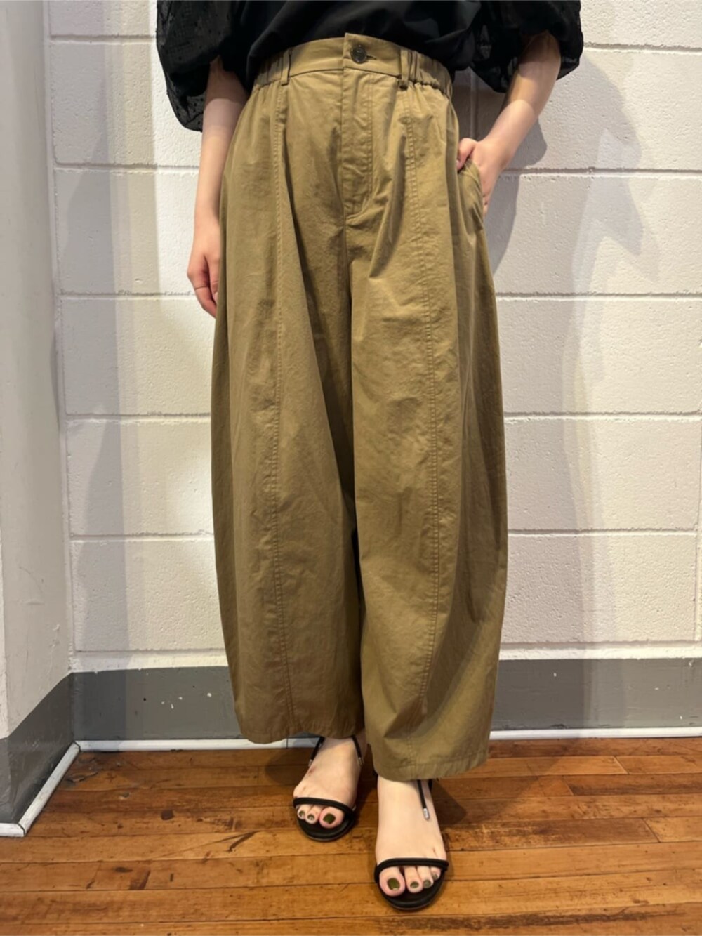 イエロー系のその他パンツ、ブラック系のシャツ/ブラウスを着用したレディースの夏コーディネートの10枚目の写真