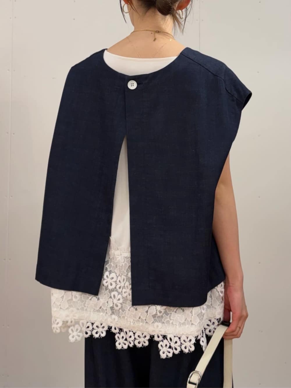 ブルー系のシャツ/ブラウス、ブルー系のその他パンツ、ホワイト系のTシャツ/カットソーを着用したレディースの冬コーディネートの6枚目の写真