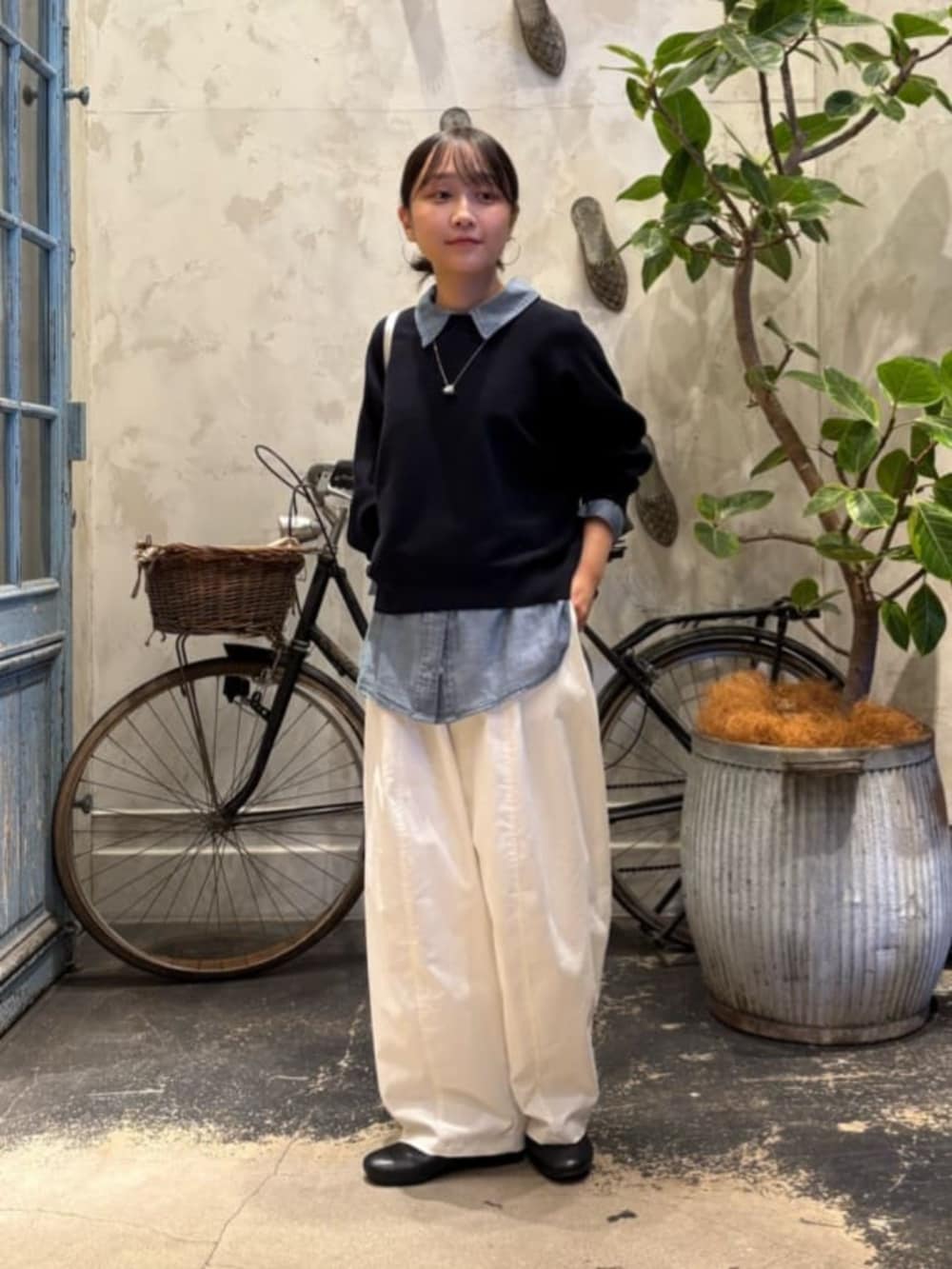ブルー系のシャツ/ブラウス、ホワイト系のその他パンツ、ブルー系のニット/セーターを着用したレディースの夏コーディネートの4枚目の写真