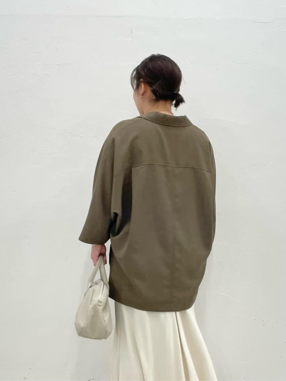 グレー系のボストンバッグ、ブラウン系のテーラードジャケットを着用したレディースの春コーディネートの6枚目の写真