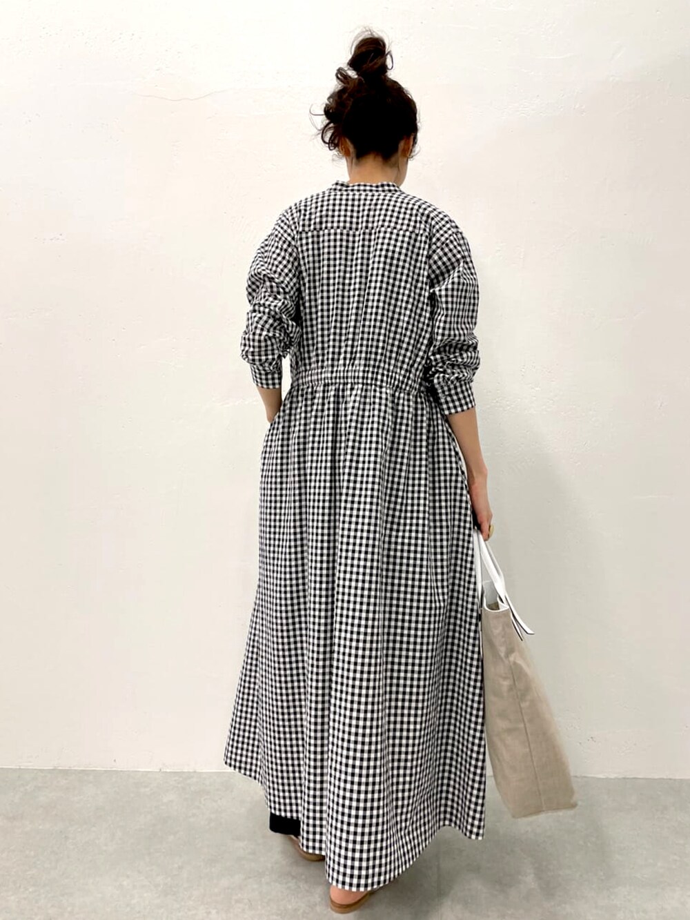 ブラック系のワンピース、ブルー系のTシャツ/カットソー、ブラック系のその他パンツを着用したレディースの春コーディネートの3枚目の写真