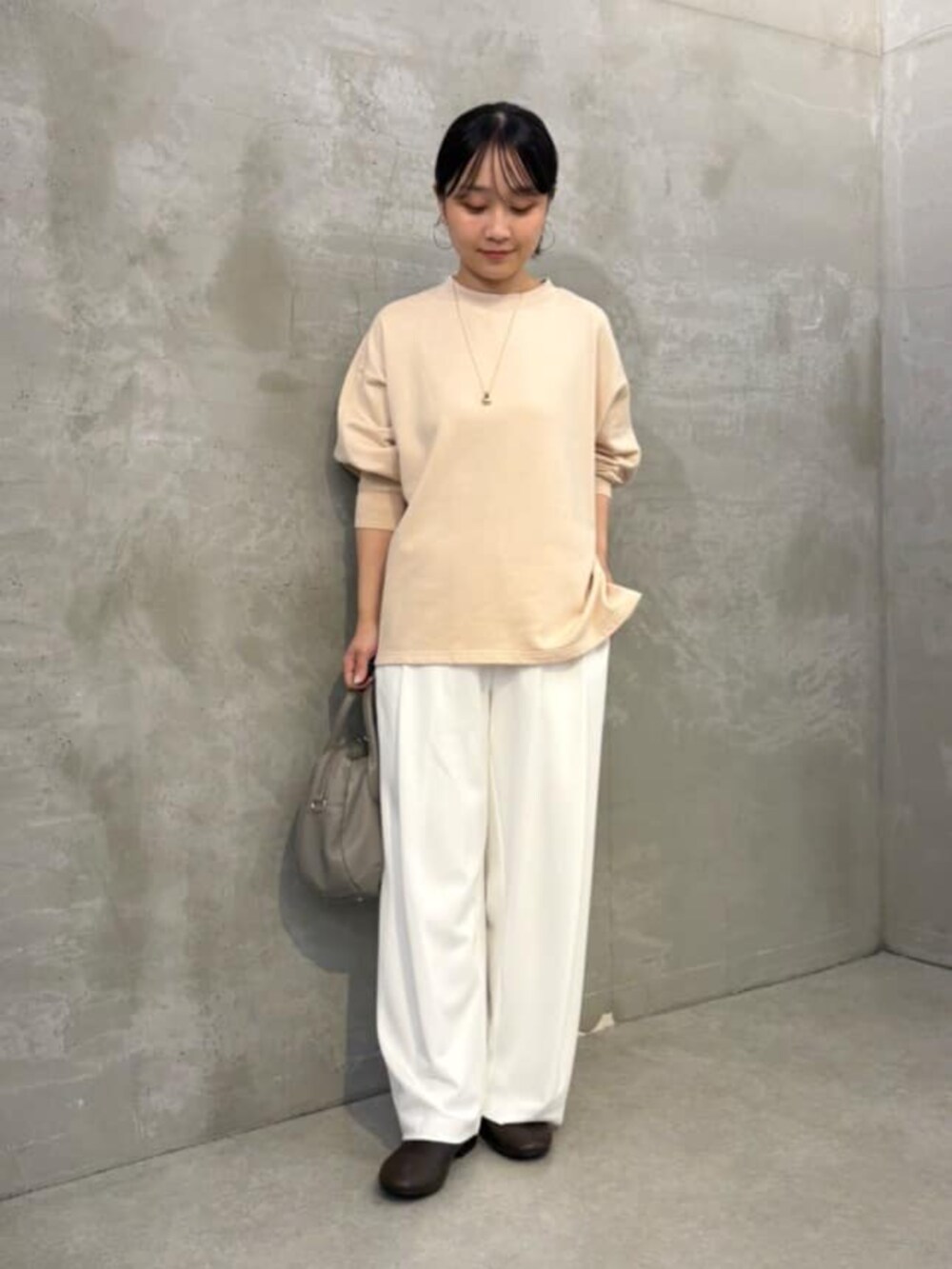 ピンク系のTシャツ/カットソー、ホワイト系のその他パンツを着用したレディースの夏コーディネートの8枚目の写真