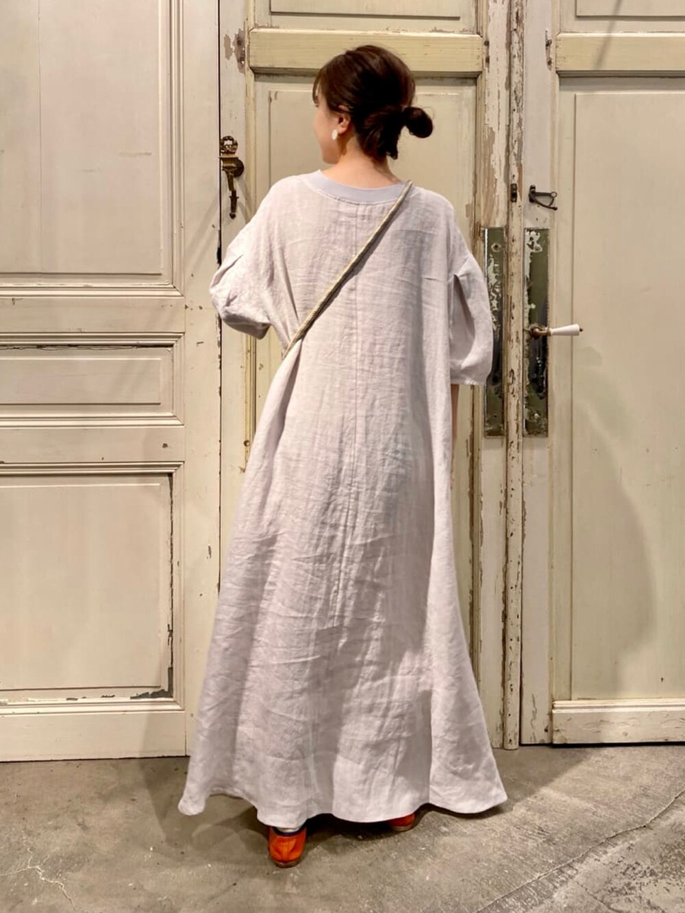 グレー系のワンピース、ベージュ系のその他小物を着用したレディースの夏コーディネートの3枚目の写真