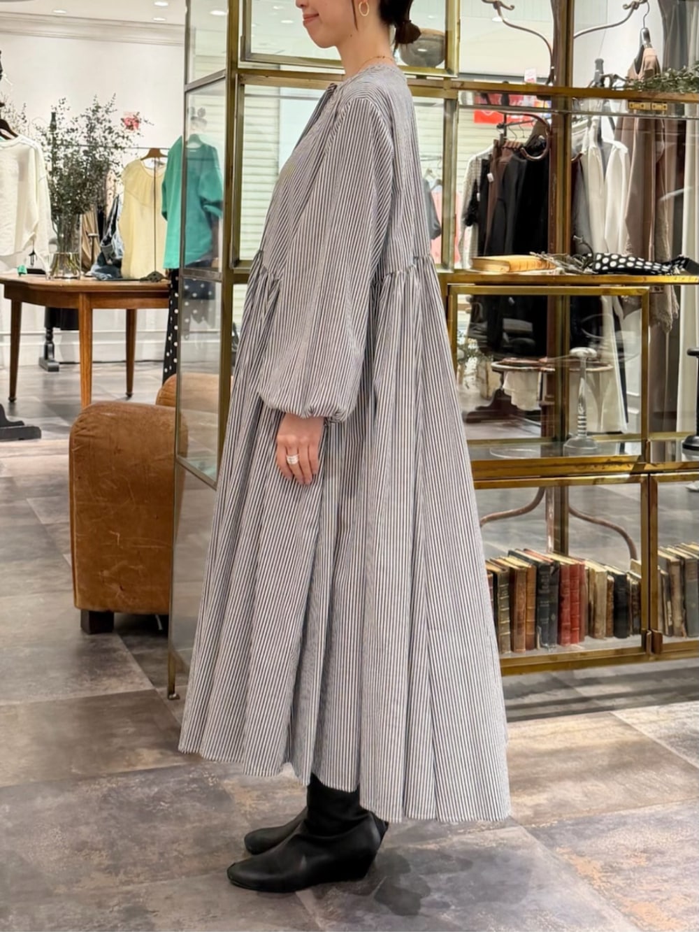 ブルー系のシャツ/ブラウス、ブルー系のワンピースを着用したレディースの春コーディネートの8枚目の写真