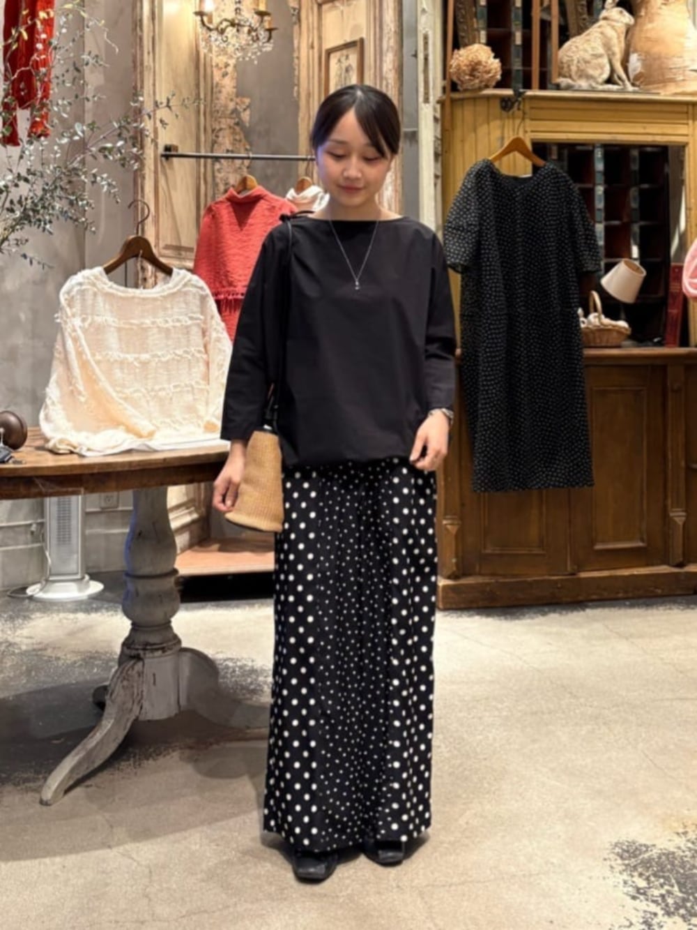 ブラック系のシャツ/ブラウス、ブラック系のその他パンツを着用したレディースの春コーディネートの4枚目の写真