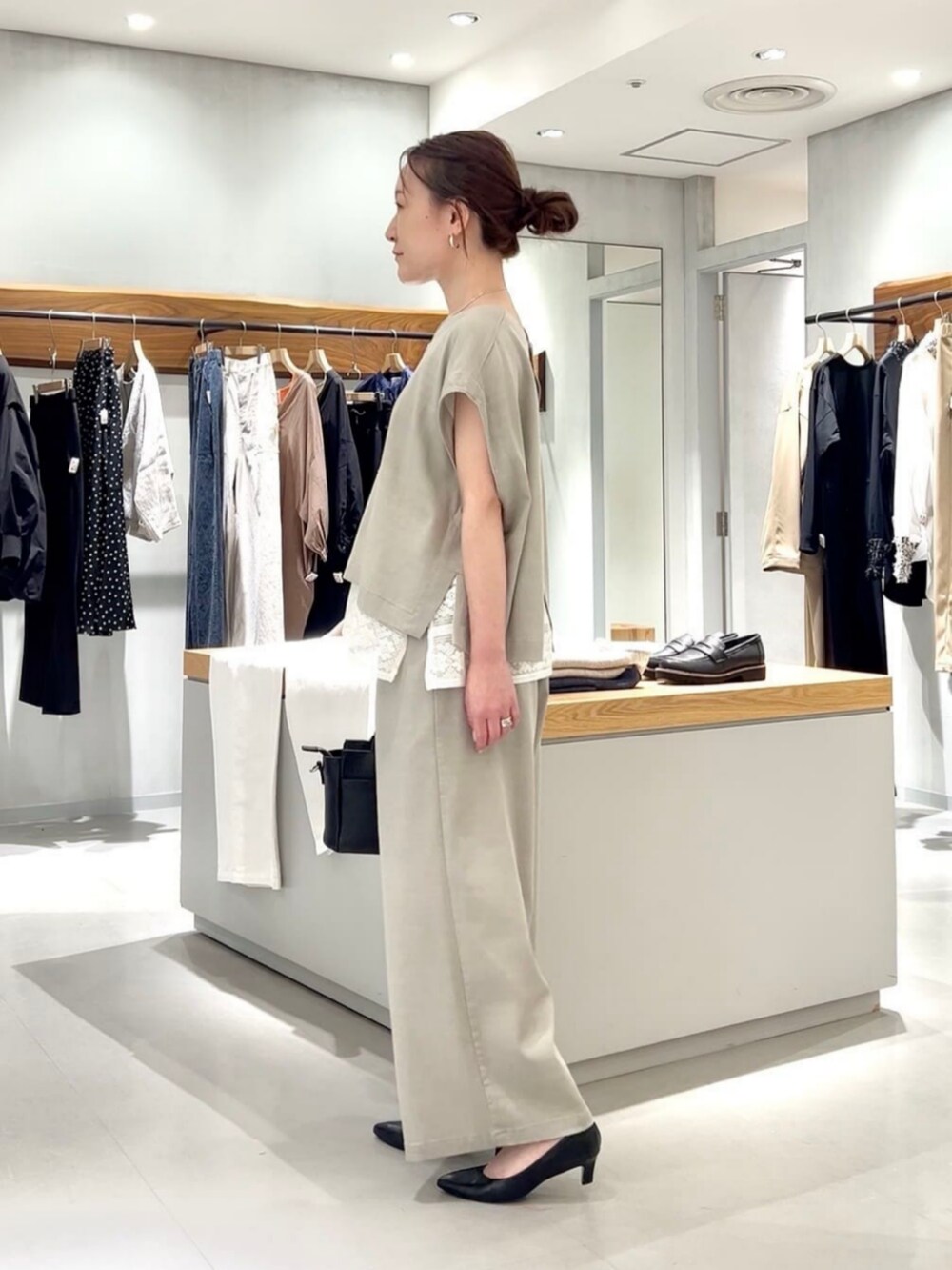 グレー系のシャツ/ブラウス、ホワイト系のシャツ/ブラウス、グレー系のその他パンツを着用したレディースの春コーディネートの2枚目の写真