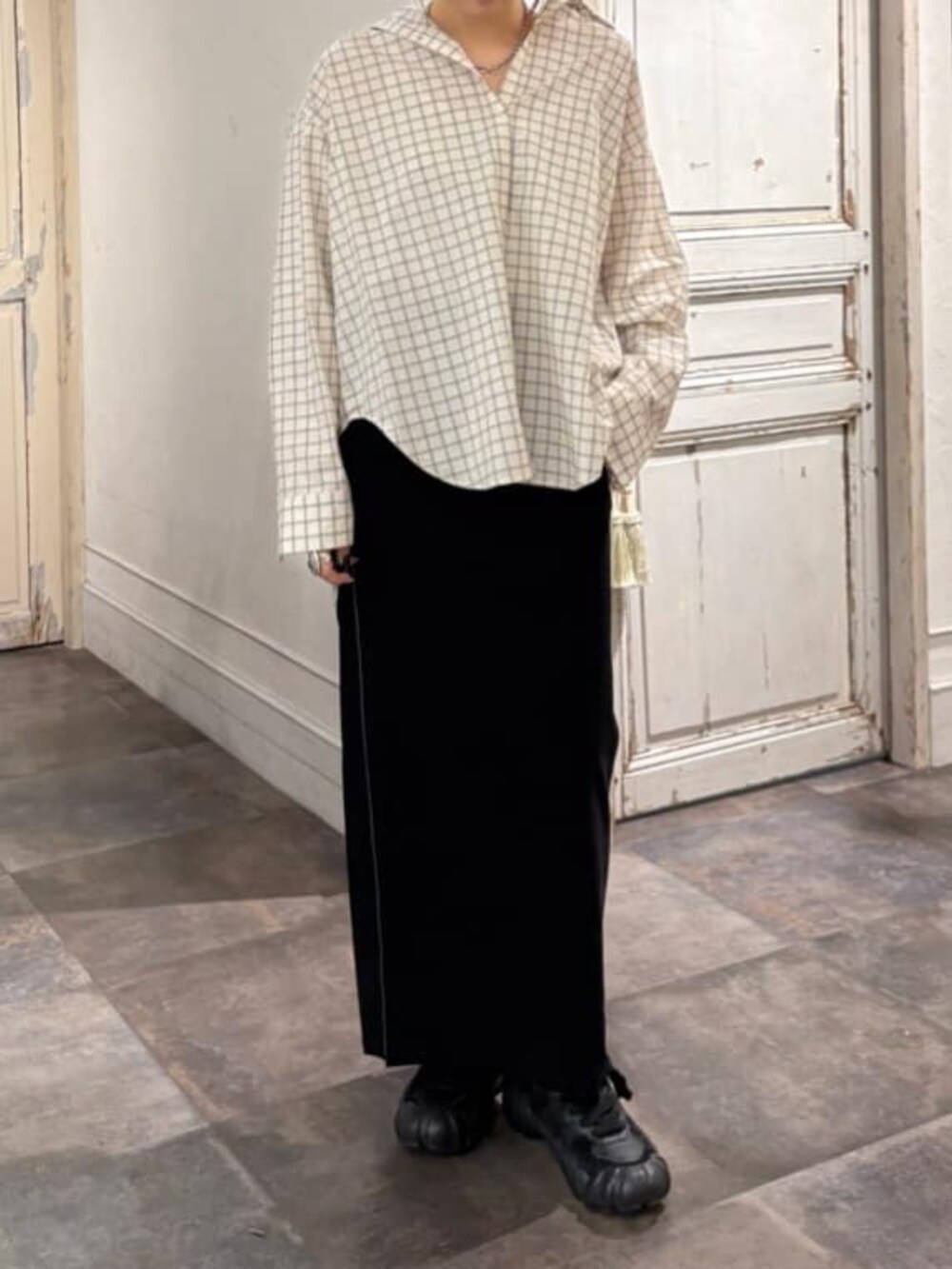 ホワイト系のシャツ/ブラウス、ブラック系のスカートを着用したレディースの冬コーディネートの5枚目の写真