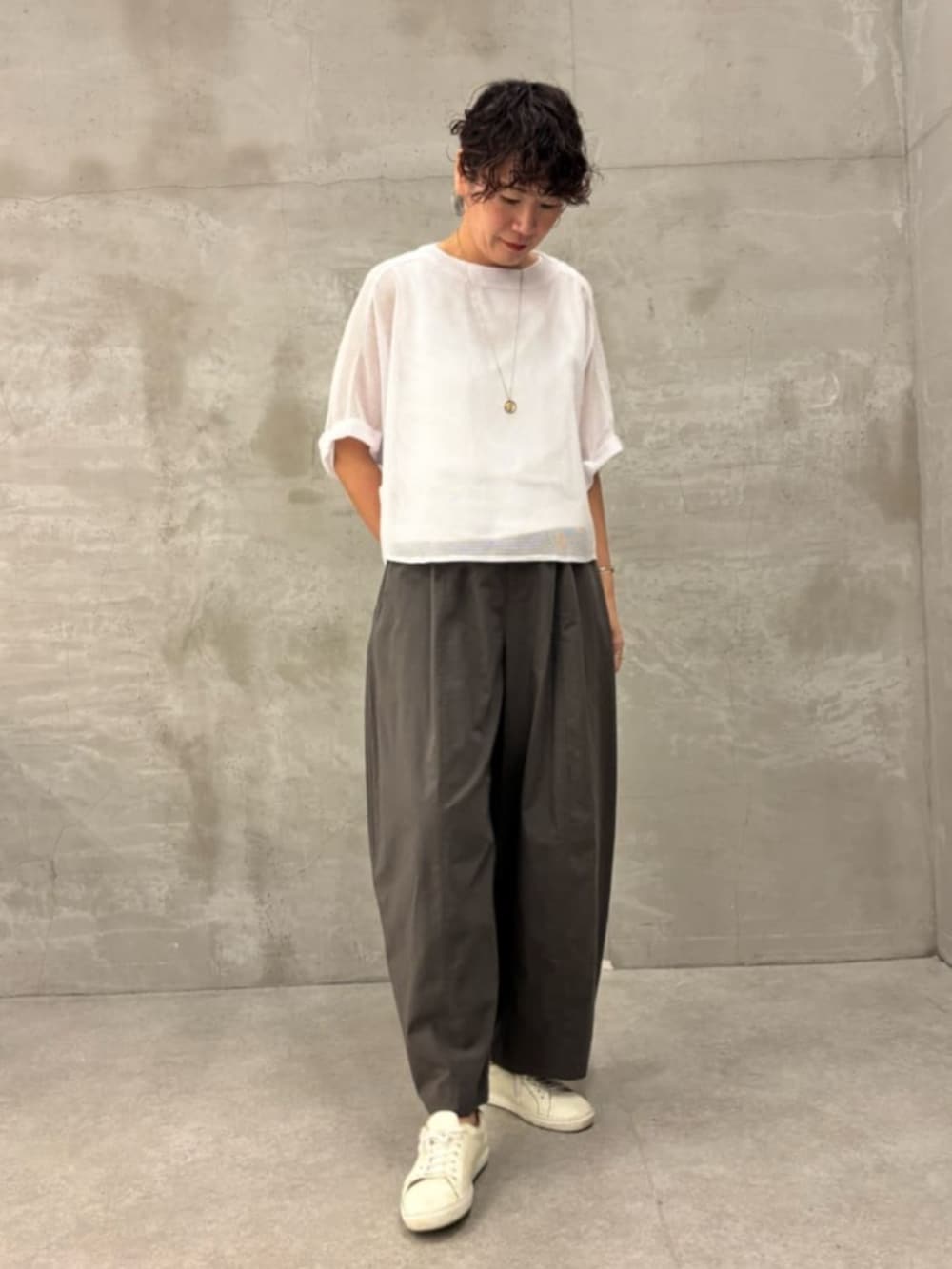 グレー系のその他パンツ、ホワイト系のTシャツ/カットソーを着用したレディースの春コーディネートの4枚目の写真