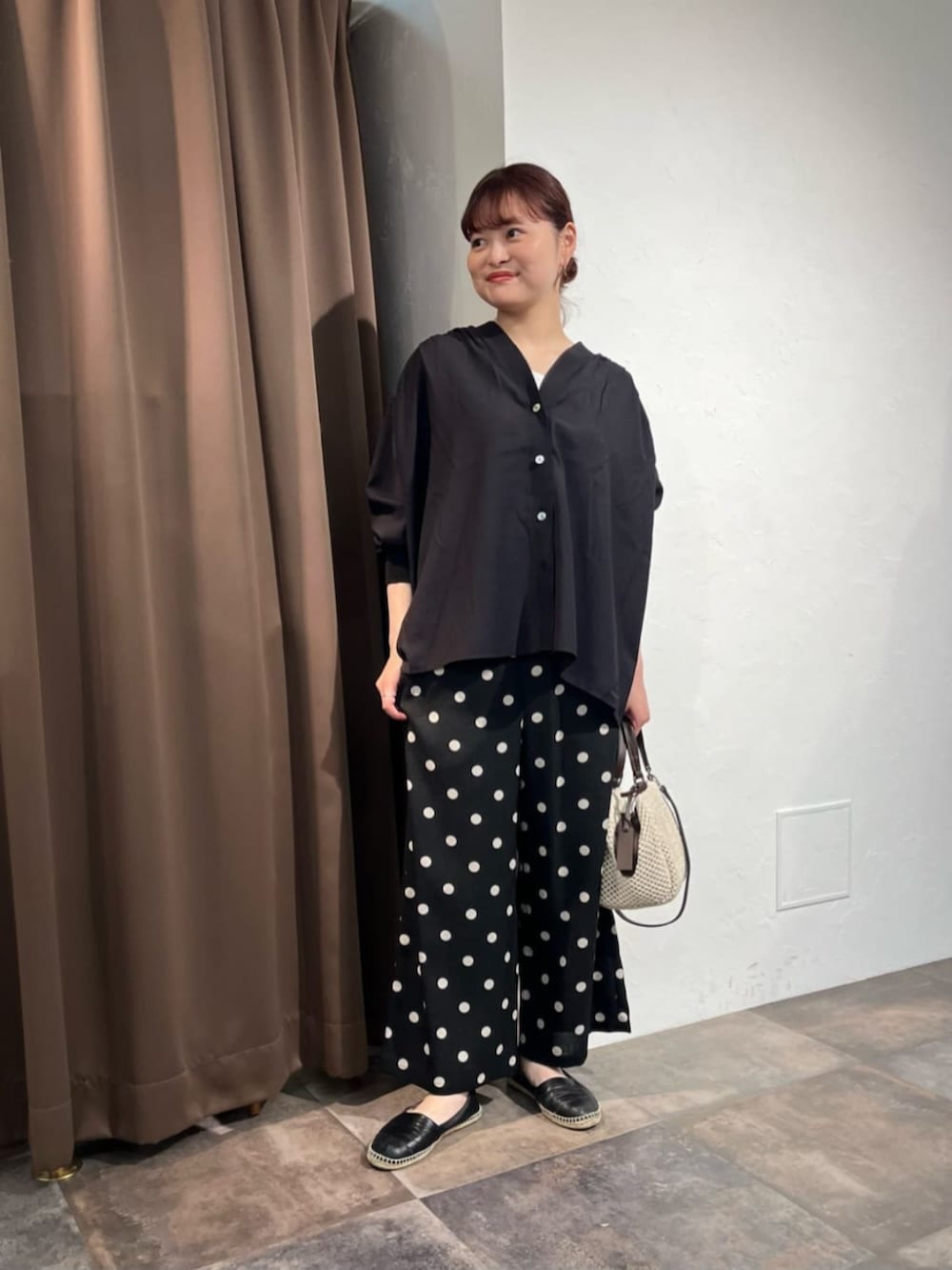 ブラック系のその他パンツ、ブラック系のシャツ/ブラウスを着用したレディースの春コーディネートの3枚目の写真