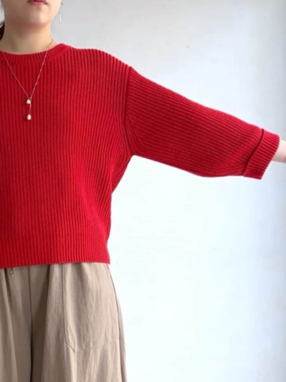 ベージュ系のその他パンツ、レッド系のニット/セーターを着用したレディースの冬コーディネートの7枚目の写真