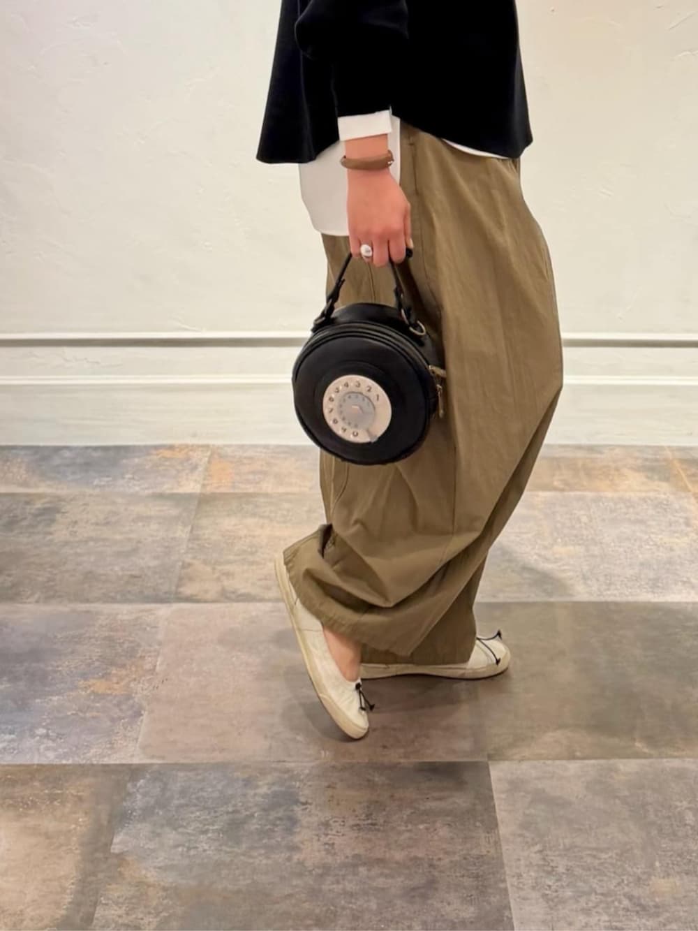 ホワイト系のシャツ/ブラウス、イエロー系のその他パンツ、ブラック系のTシャツ/カットソーを着用したレディースの春コーディネートの8枚目の写真