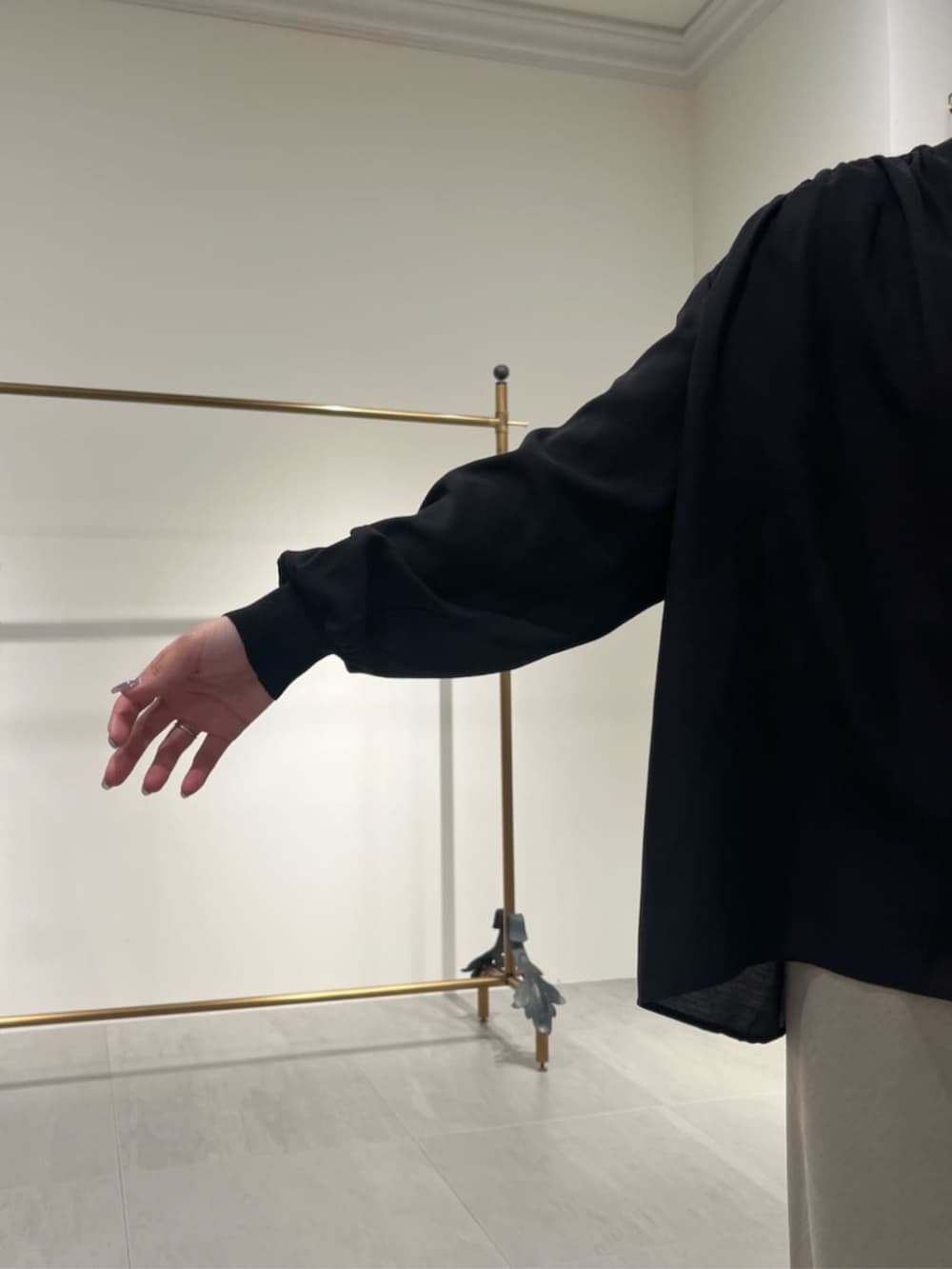 ブラック系のトートバッグ、ブラック系のシャツ/ブラウス、ベージュ系のその他パンツを着用したレディースの夏コーディネートの6枚目の写真