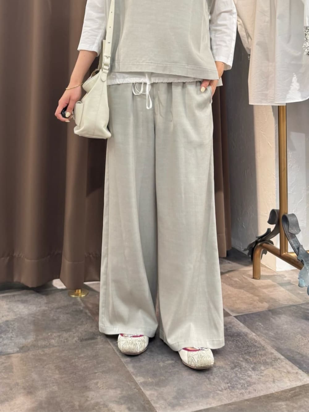 グレー系のシャツ/ブラウス、ホワイト系のトートバッグ、ホワイト系のシャツ/ブラウスを着用したレディースの春コーディネートの7枚目の写真