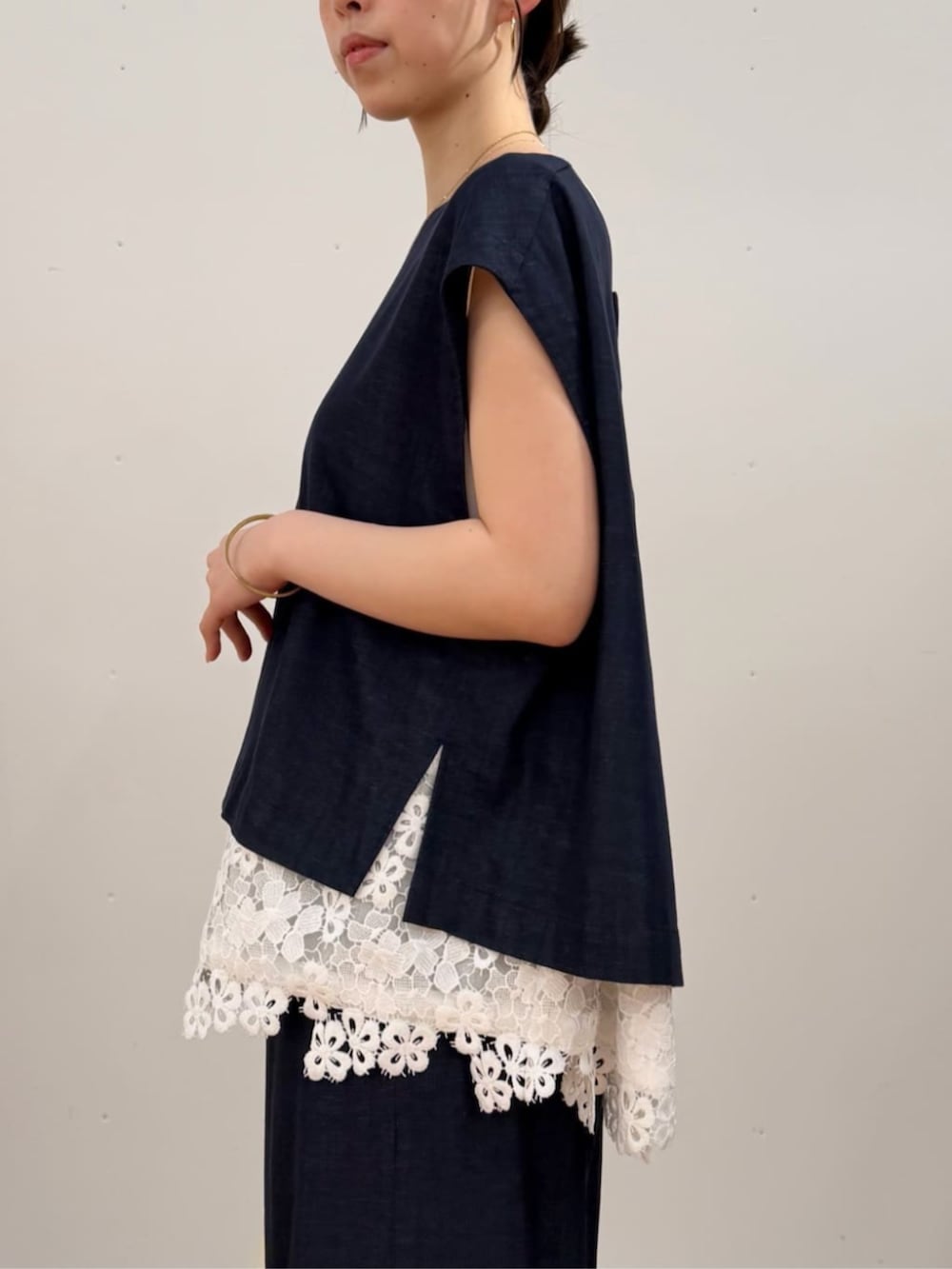 ブルー系のシャツ/ブラウス、ブルー系のその他パンツ、ホワイト系のTシャツ/カットソーを着用したレディースの冬コーディネートの5枚目の写真