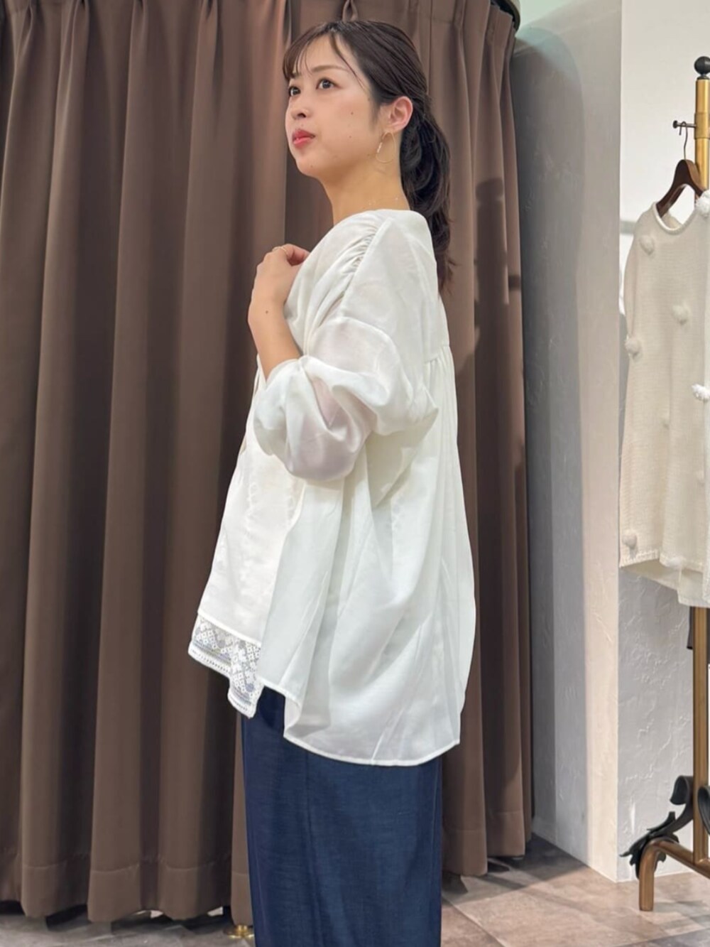 ホワイト系のシャツ/ブラウス、ホワイト系のシャツ/ブラウスを着用したレディースの夏コーディネートの6枚目の写真