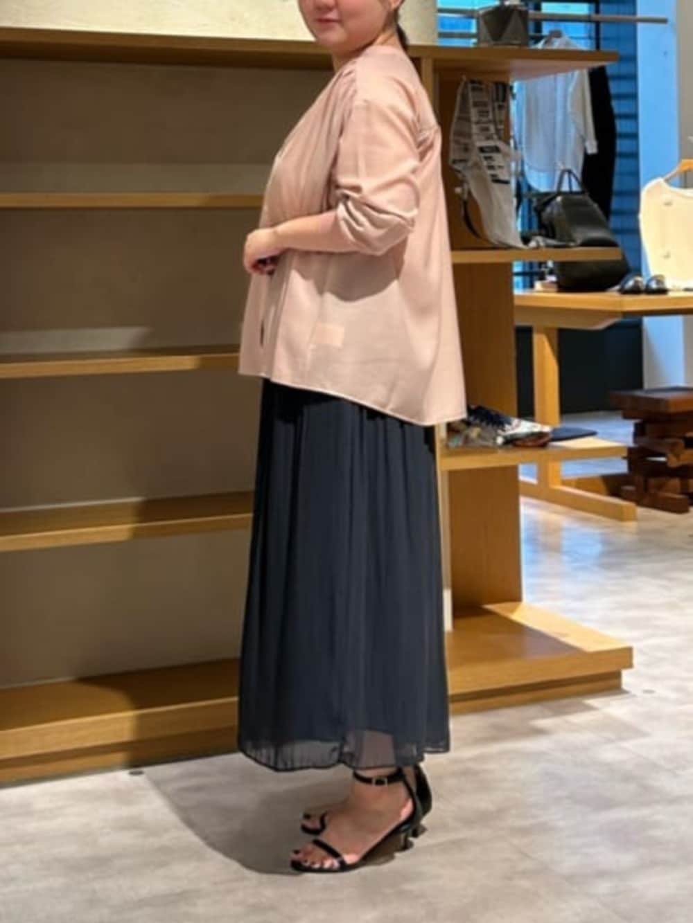 ブラック系のボストンバッグ、ブラック系のその他パンツ、ピンク系のシャツ/ブラウスを着用したレディースの春コーディネートの3枚目の写真