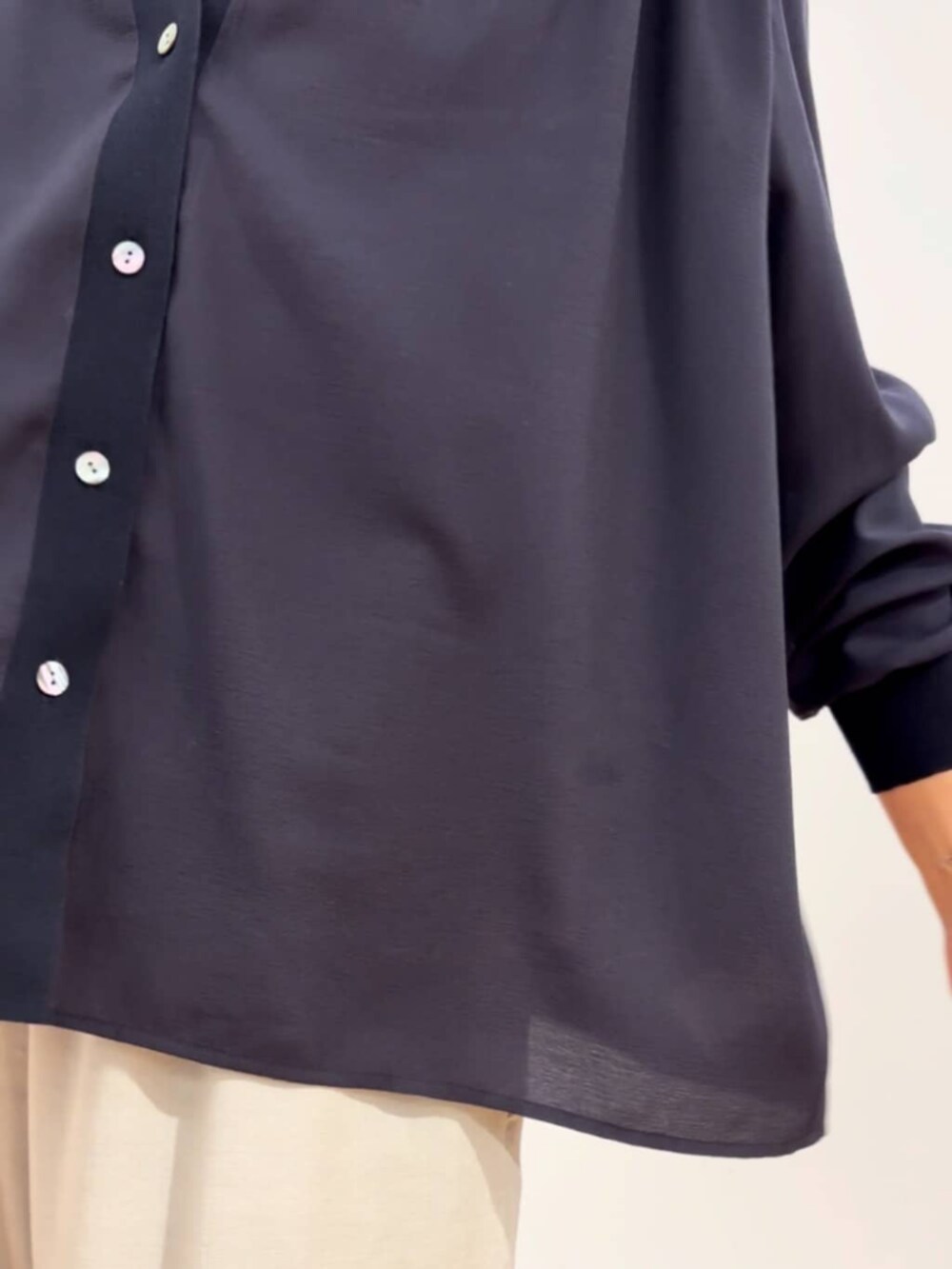 ブラック系のシャツ/ブラウス、グレー系のその他パンツを着用したレディースの冬コーディネートの9枚目の写真