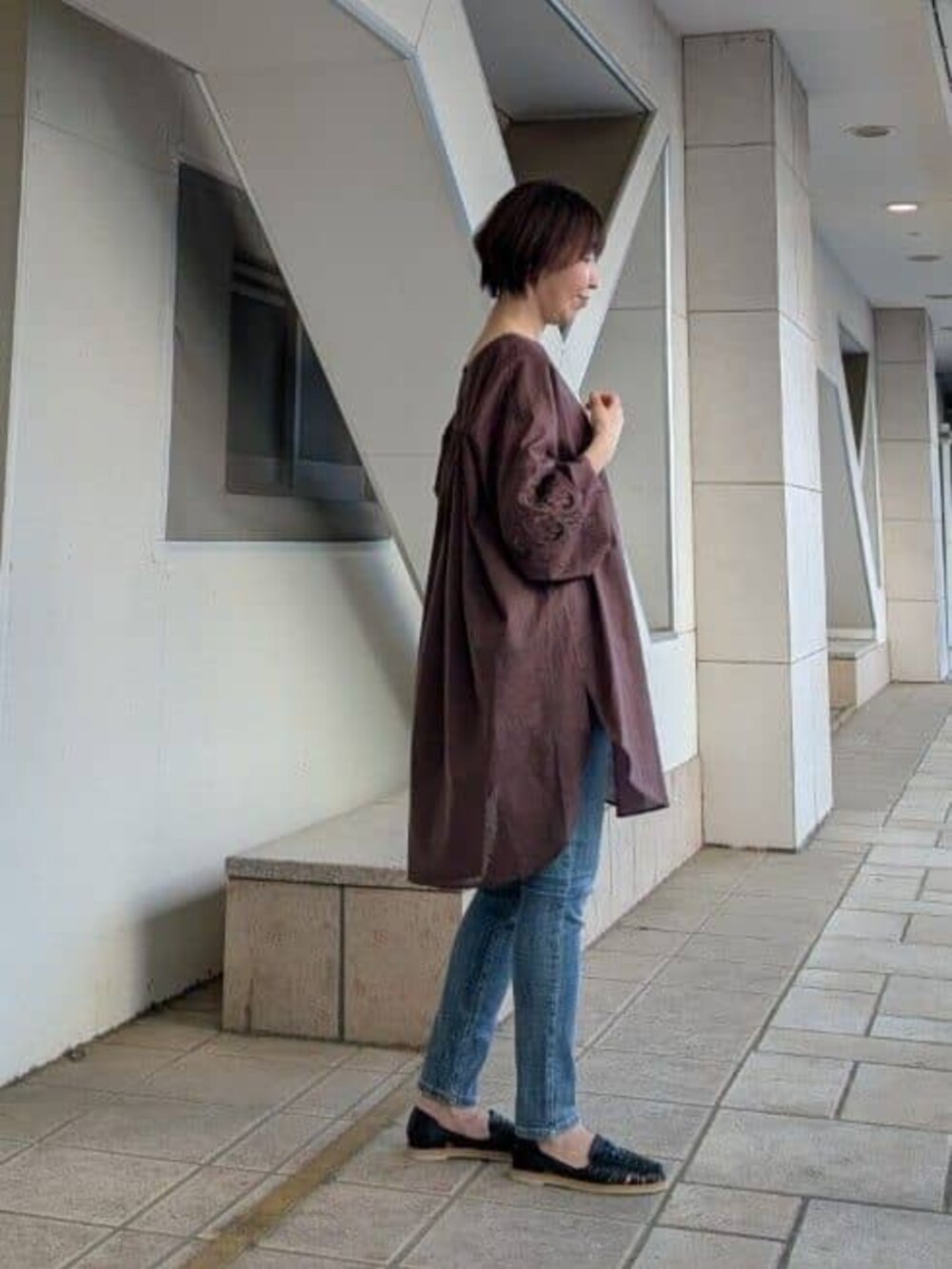 ブラウン系のシャツ/ブラウスを着用したレディースの春コーディネートの2枚目の写真