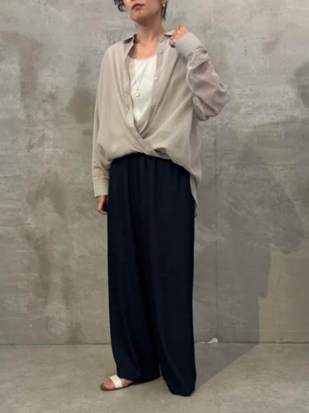 ブルー系のその他パンツ、グレー系のシャツ/ブラウスを着用したレディースの春コーディネートの3枚目の写真