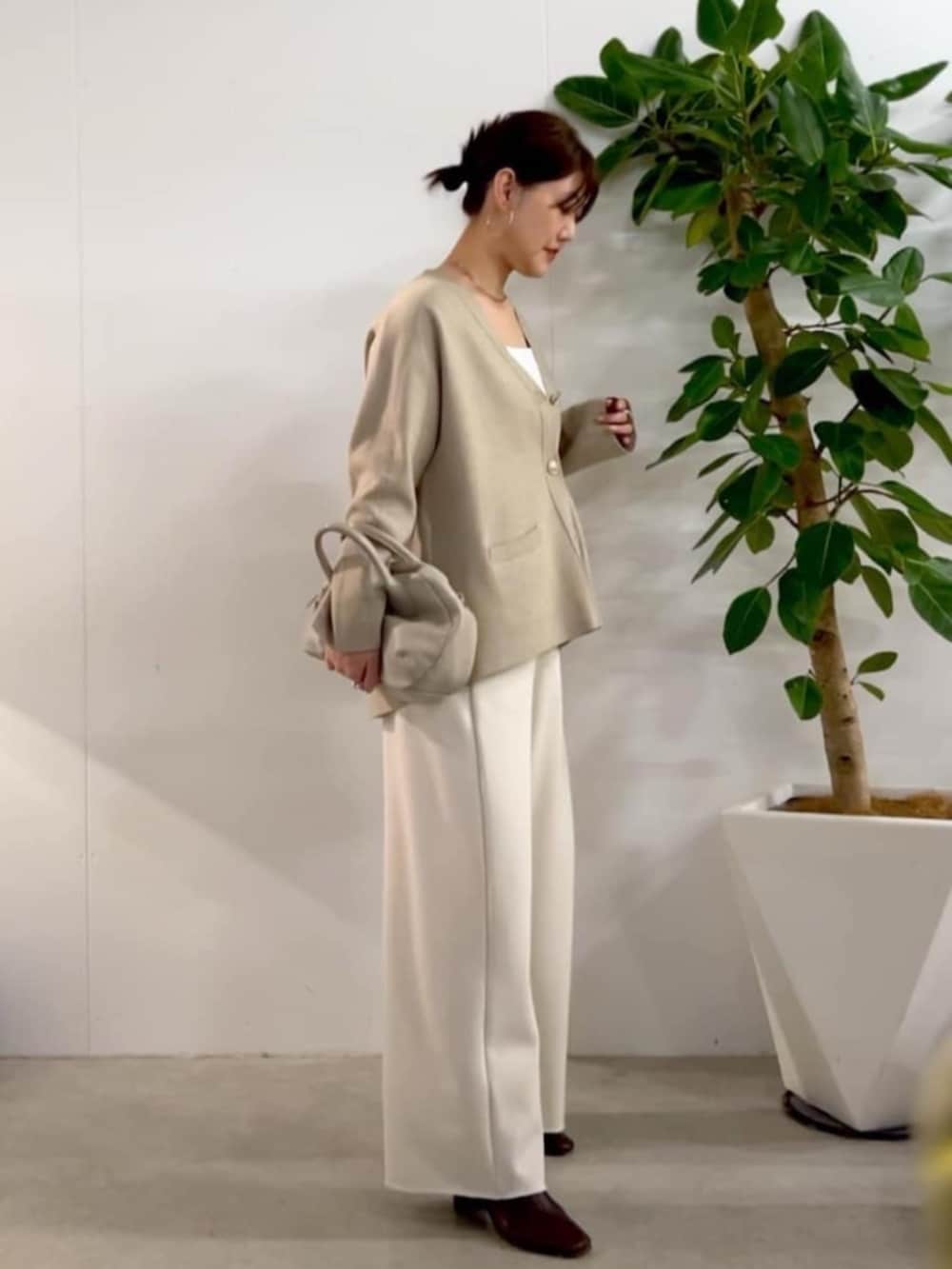 ホワイト系のその他パンツ、ベージュ系のニット/セーターを着用したレディースの秋コーディネートの5枚目の写真