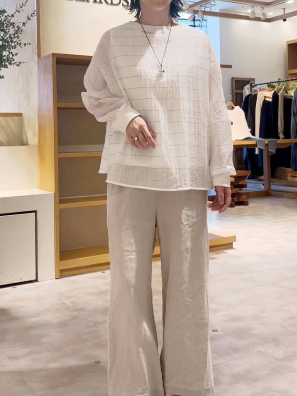 ベージュ系のその他パンツ、ホワイト系のシャツ/ブラウスを着用したレディースの春コーディネートの5枚目の写真