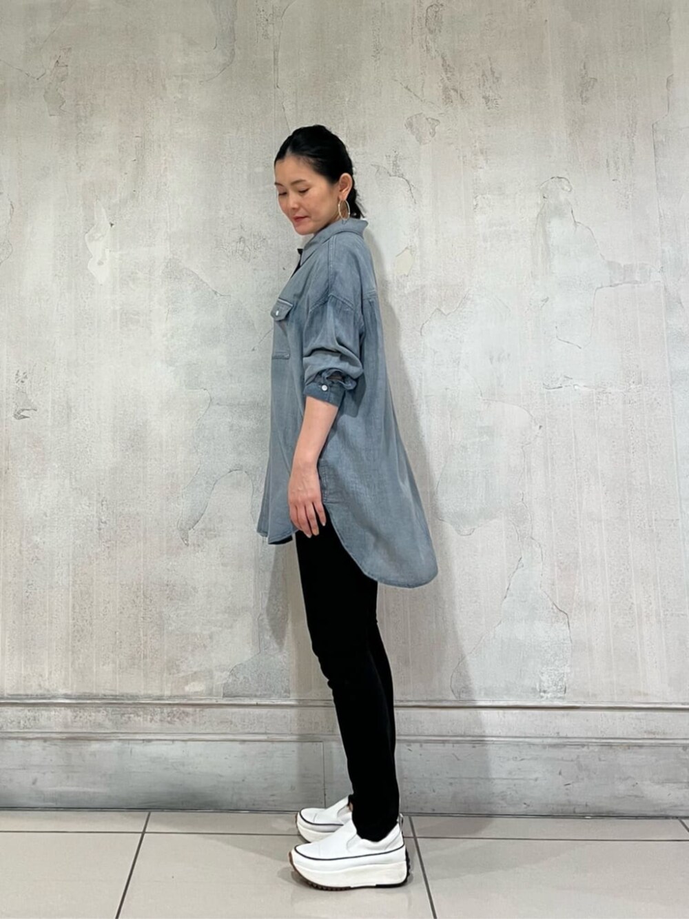 ブルー系のシャツ/ブラウス、ホワイト系のスニーカー、ホワイト系のTシャツ/カットソーを着用したレディースの冬コーディネートの8枚目の写真