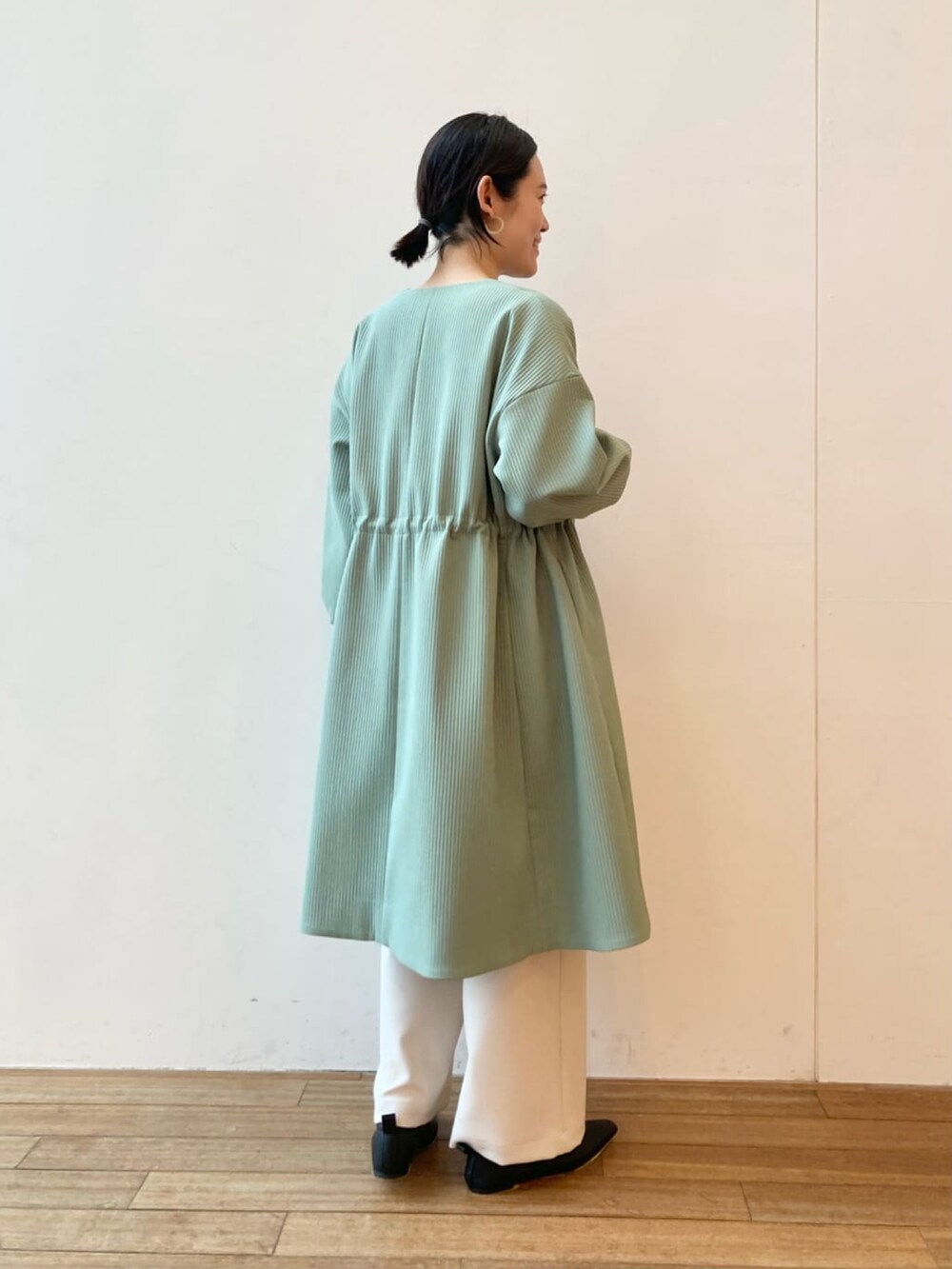 「今日のコーデ、春、ootd、春コーデ、高身長女子、ドット、グリーン、パンツスタイル、刺繍」｜「BEARDSLEYのバルーン袖コート（ノーカラーコート、グリーン系）」を使った、BEARDSLEYさん（レディース・160cm）の冬コーディネートの3枚目の写真