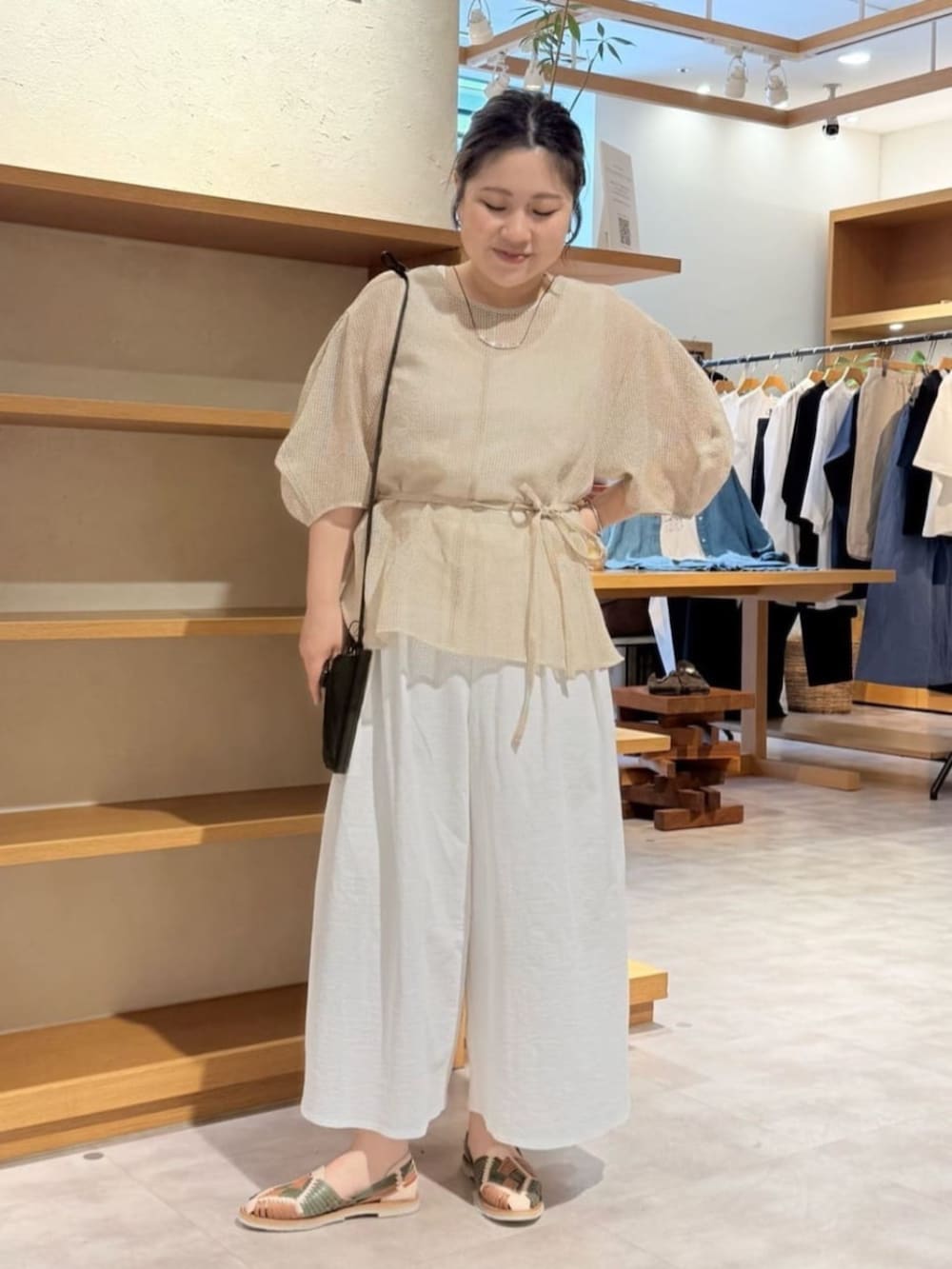 ベージュ系のシャツ/ブラウス、ホワイト系のその他パンツを着用したレディースの春コーディネートの2枚目の写真